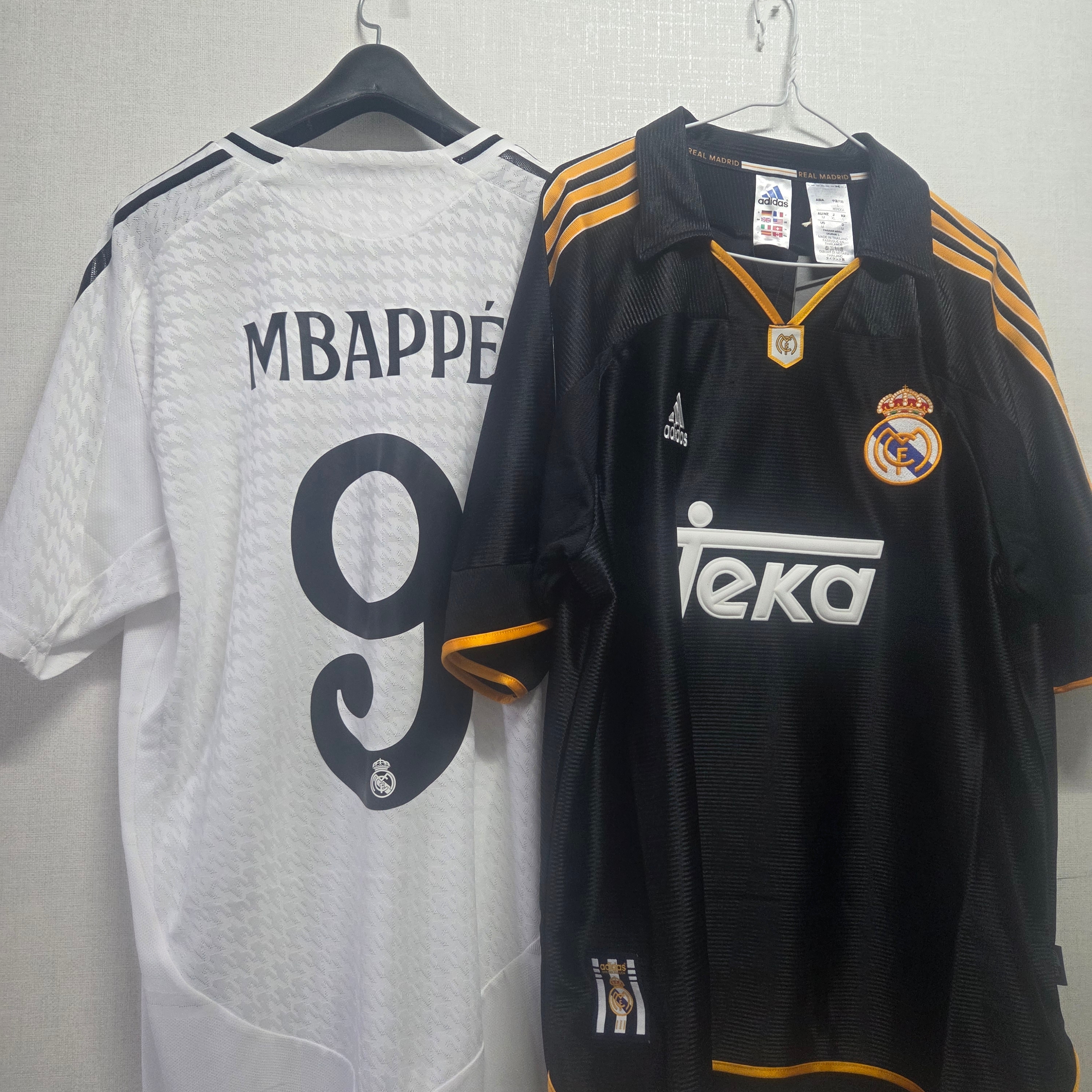Adidas Real Madrid 99/00 Away Jersey Black - KR Sizing (Non Marking Ver.), Adidas Real Madrid 2024/25 Home Jersey White - KR Sizing (Non Marking Ver.) 착용 스타일 - 2