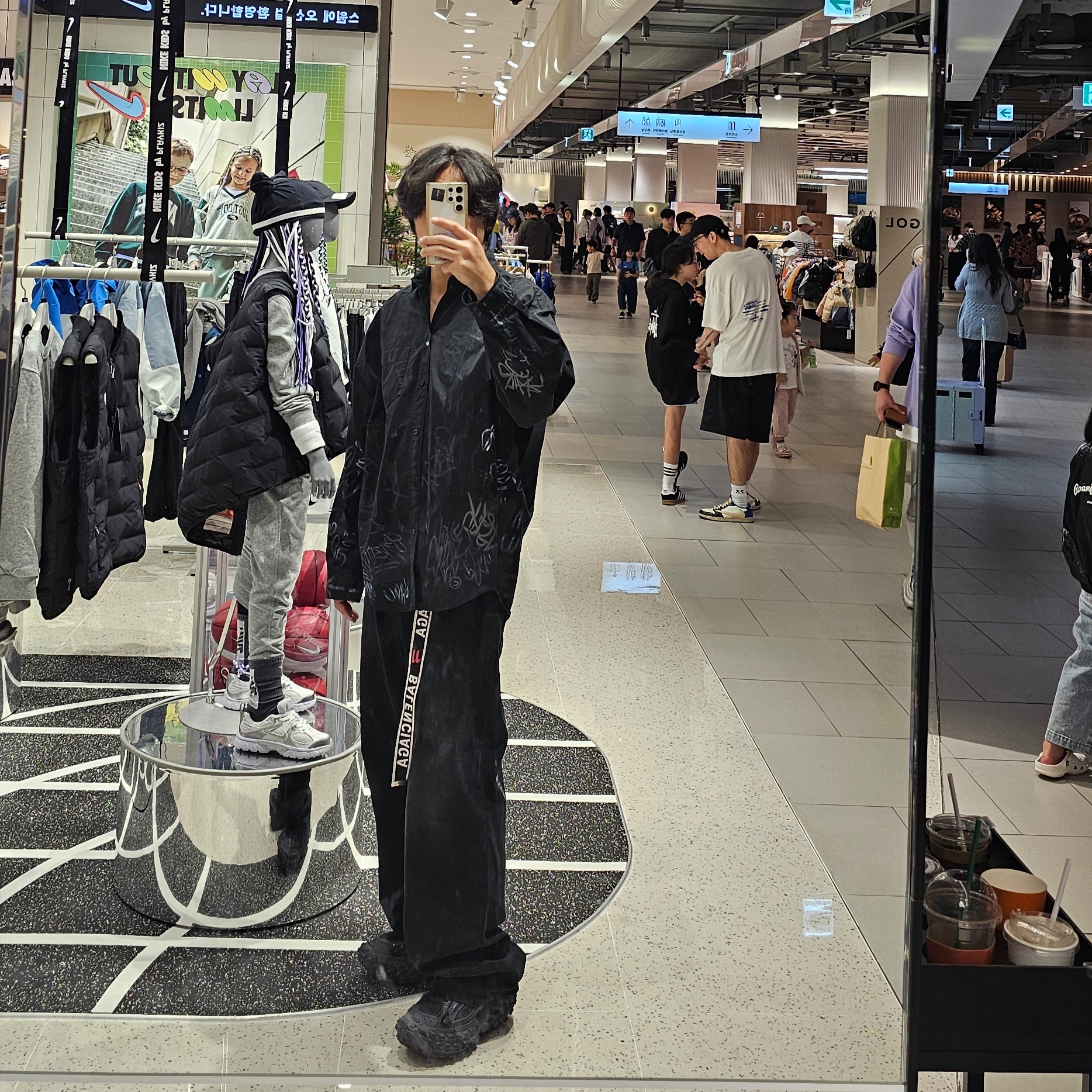 Balenciaga Defender Sneakers Black, Balenciaga Denim Size Sticker Baggy Pants in Black 착용 스타일