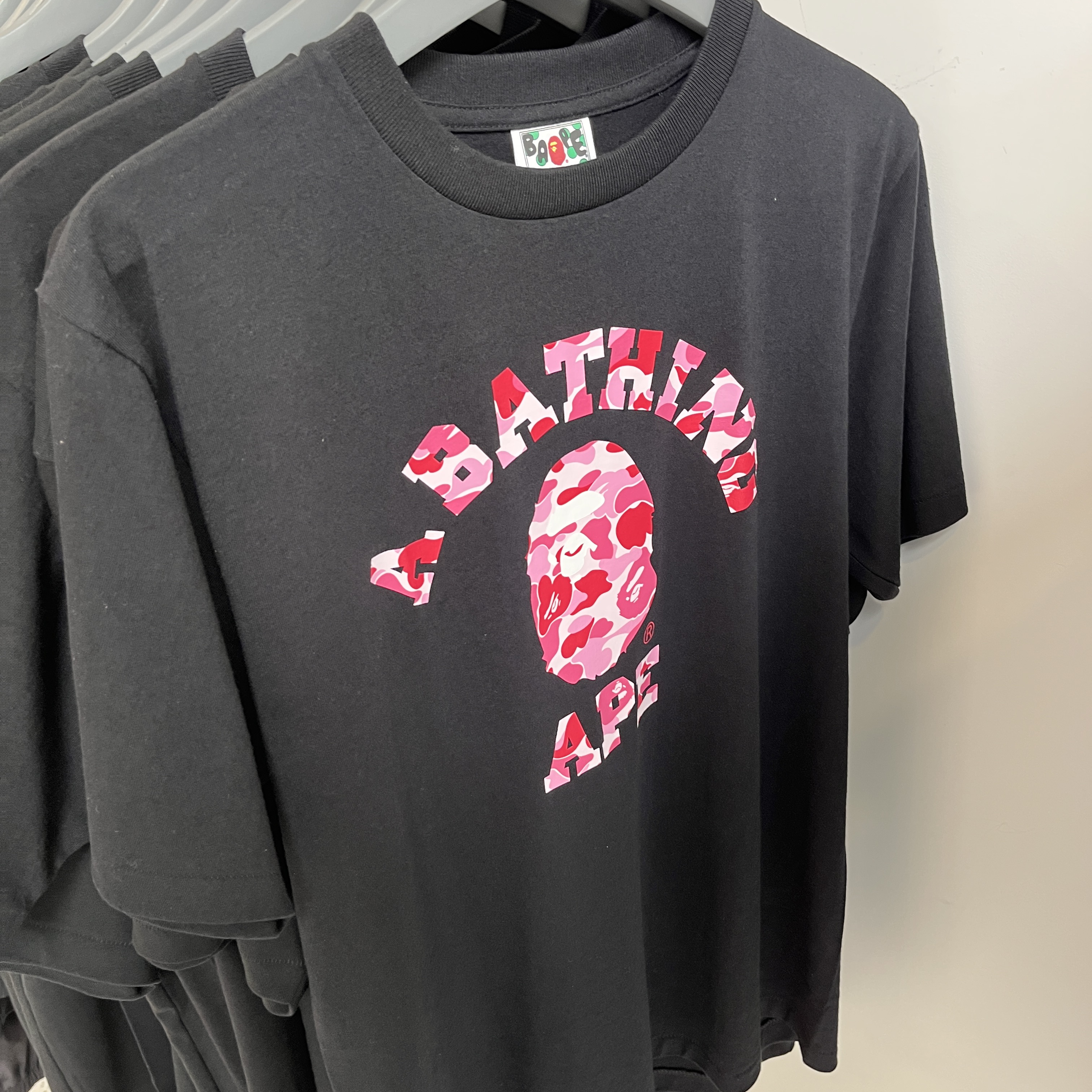BAPE ABC Camo College T-Shirt Black Pink 착용 스타일