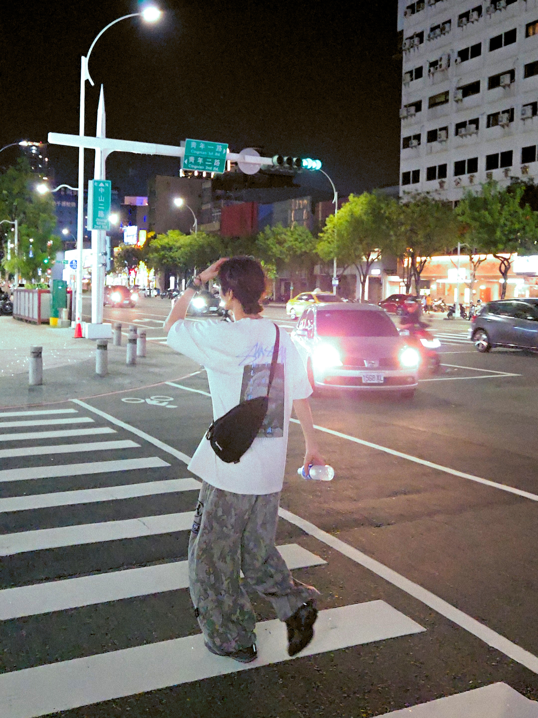 Stussy Statue T-Shirt Natural, Supreme Sling Bag Black - 20FW 착용 스타일 - 1