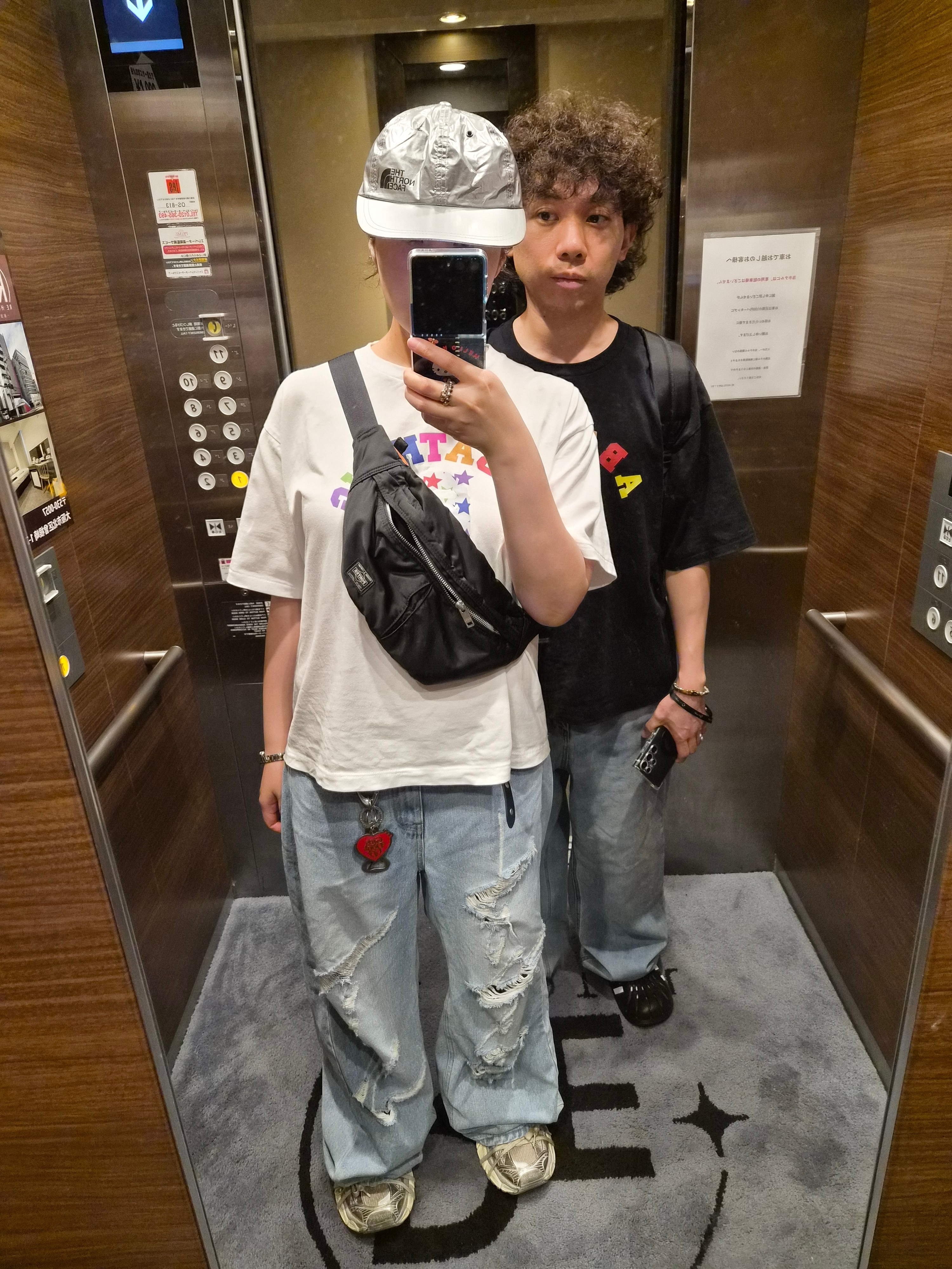 Balenciaga 3XL Sneakers Light Beige, Human Made x Verdy Girls Don't Cry Keyring Red 착용 스타일 - 2