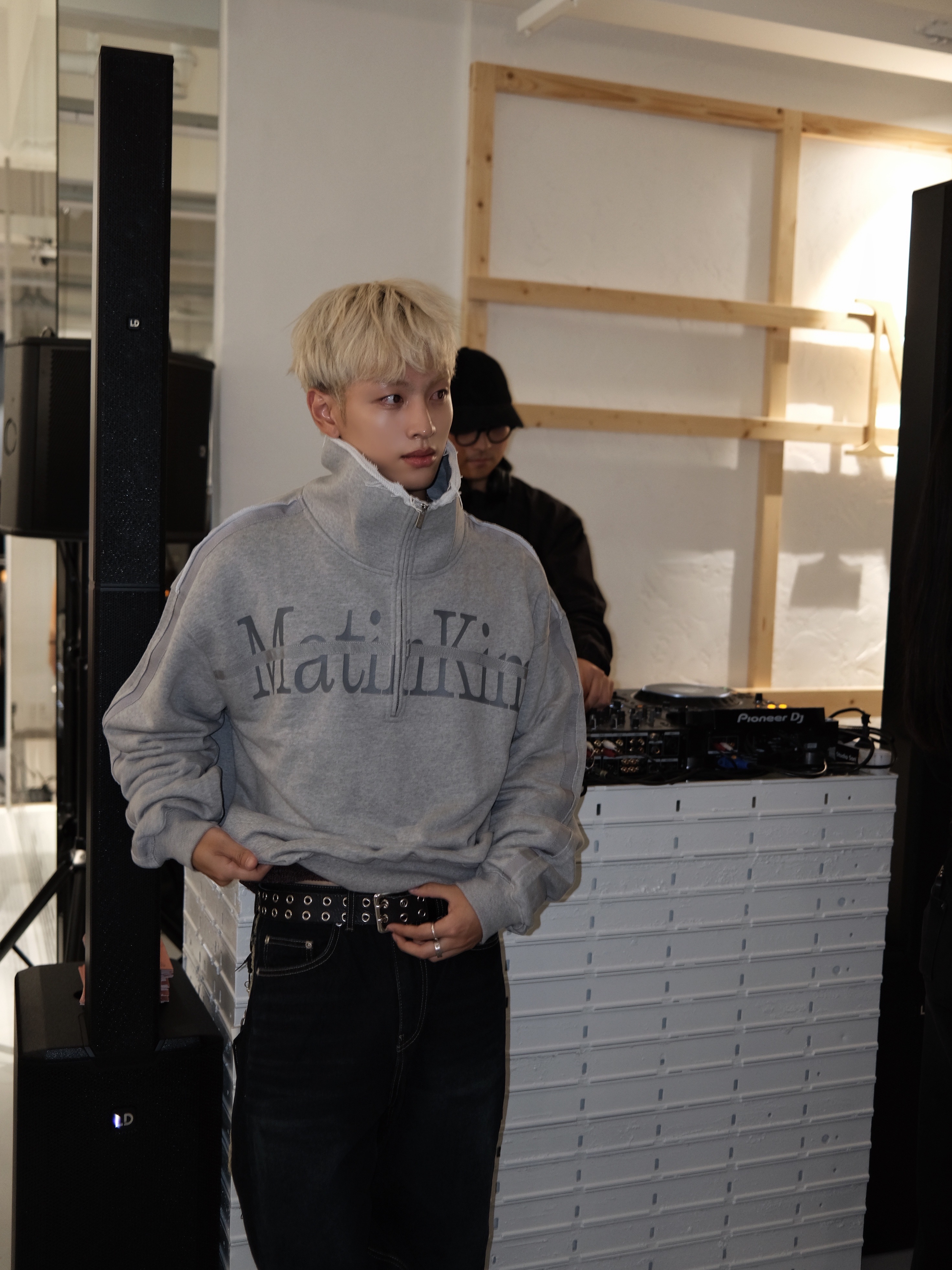 Matin Kim Color Line Point Logo Knit Pullover Grey 착용 스타일