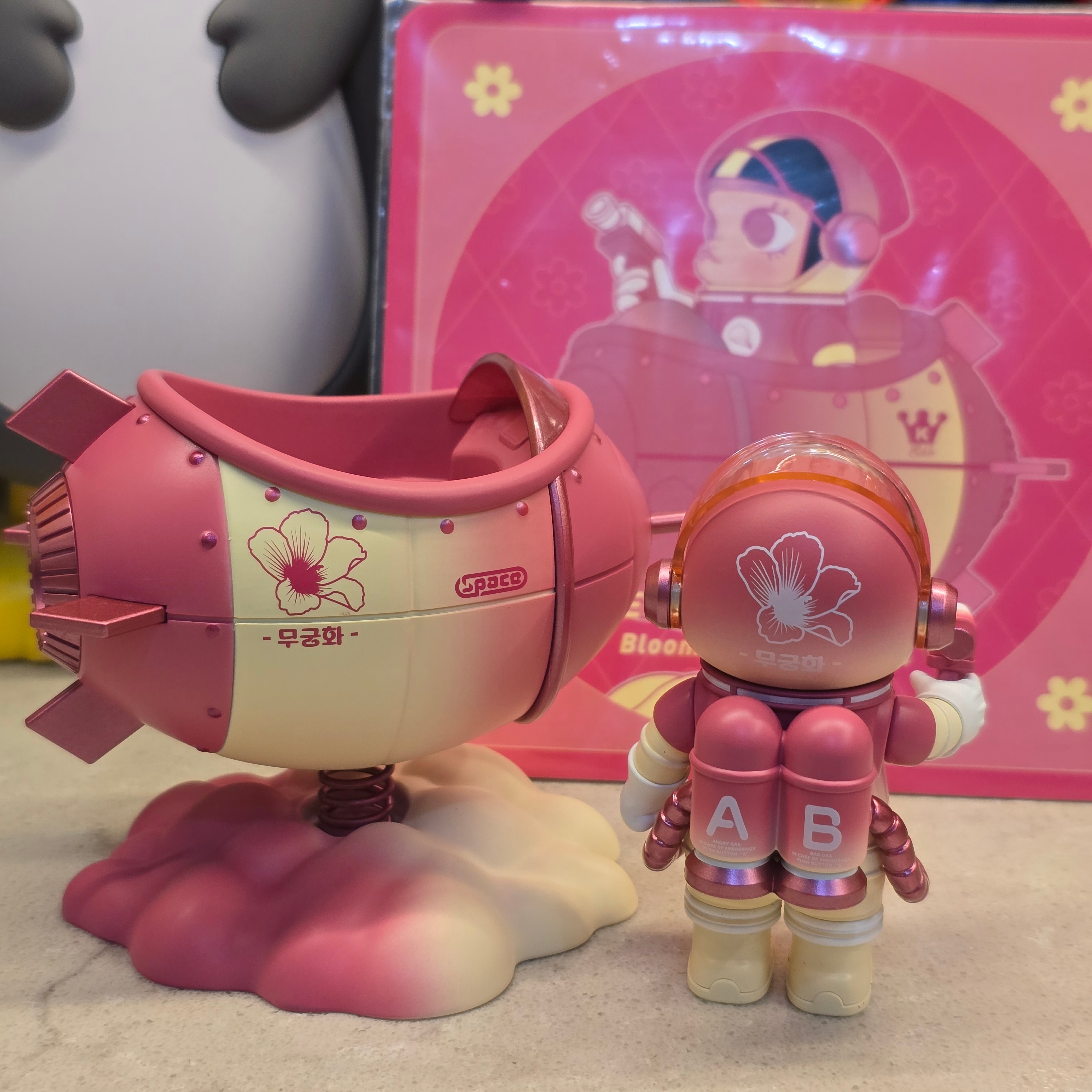 Pop Mart Mega Space Molly Blooming Series Mugunghwa 100%  - Korea Exclusive 착용 스타일 - 3