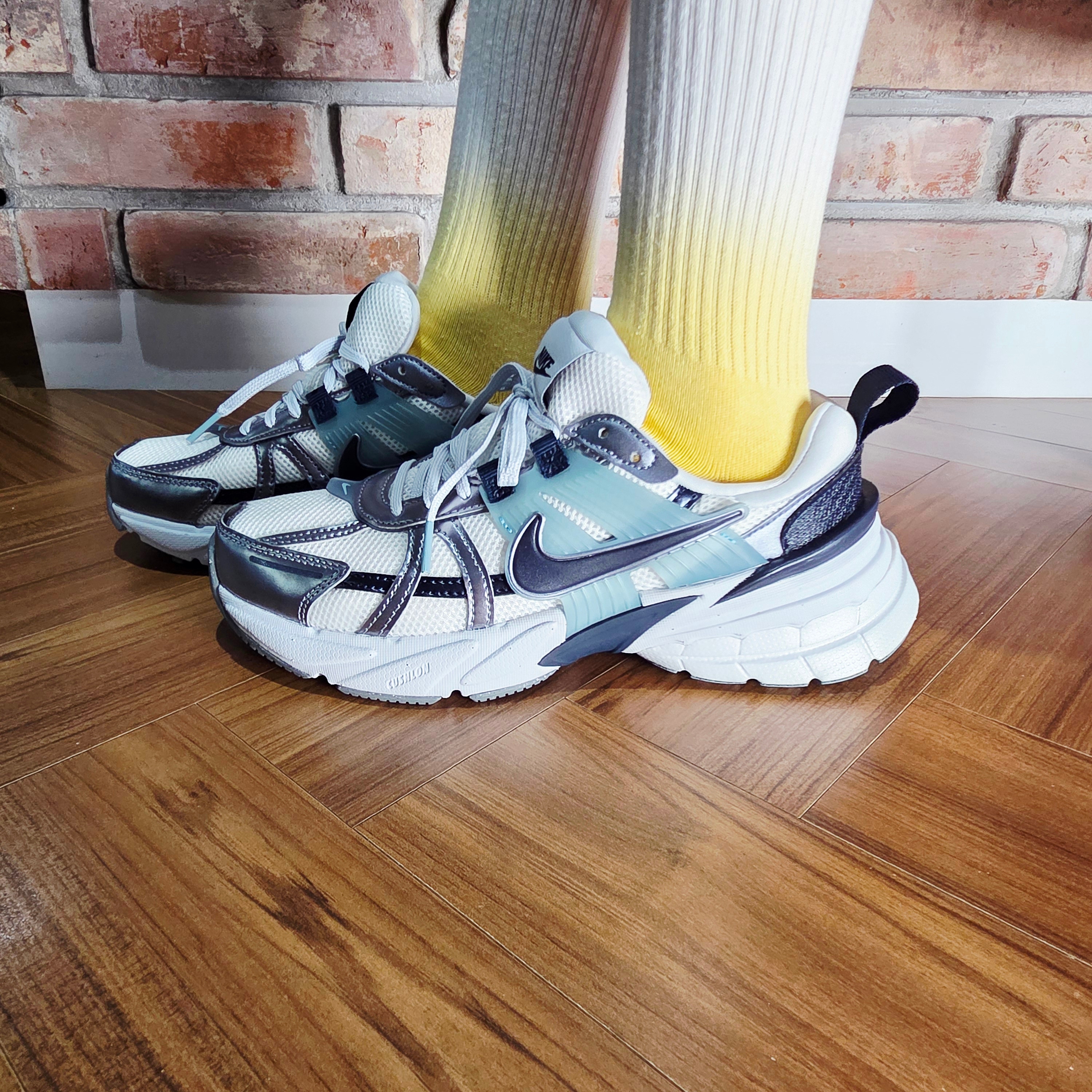 (W) Nike V2K Run Summit White Metallic Cool Grey 착용 스타일 - 3