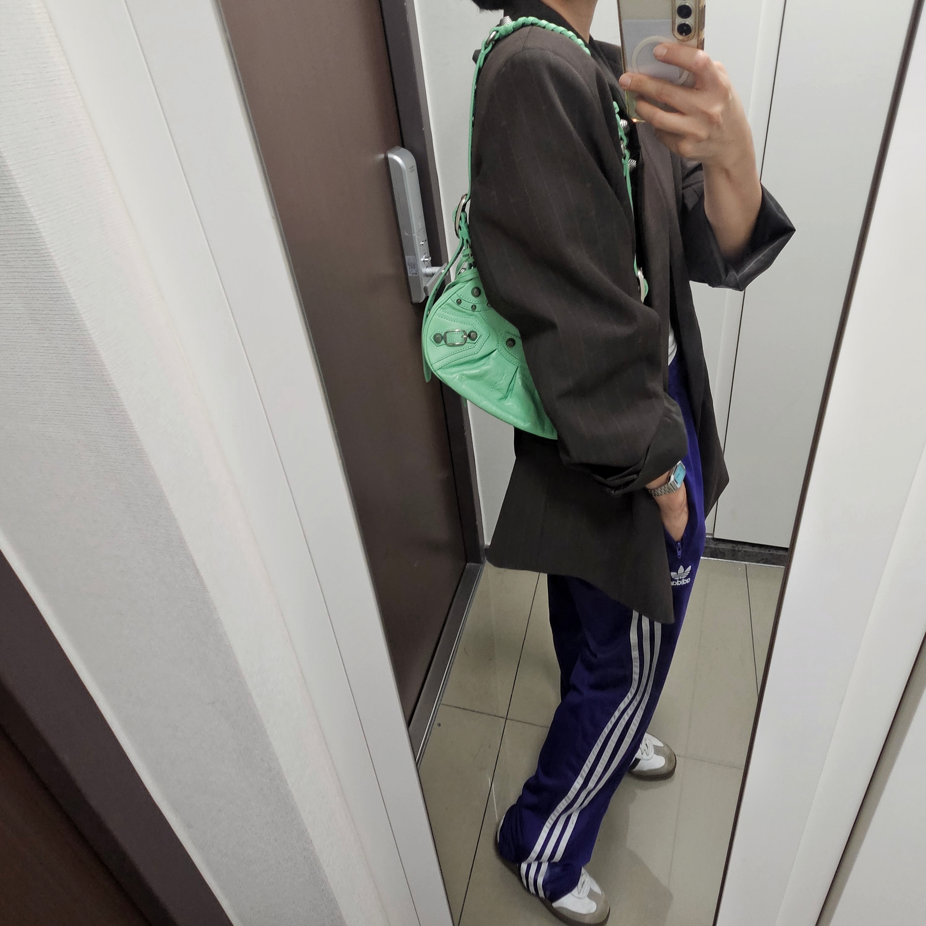 Adidas Samba OG Cloud White, Casio AQ-230A-2A1MQY 착용 스타일 - 5