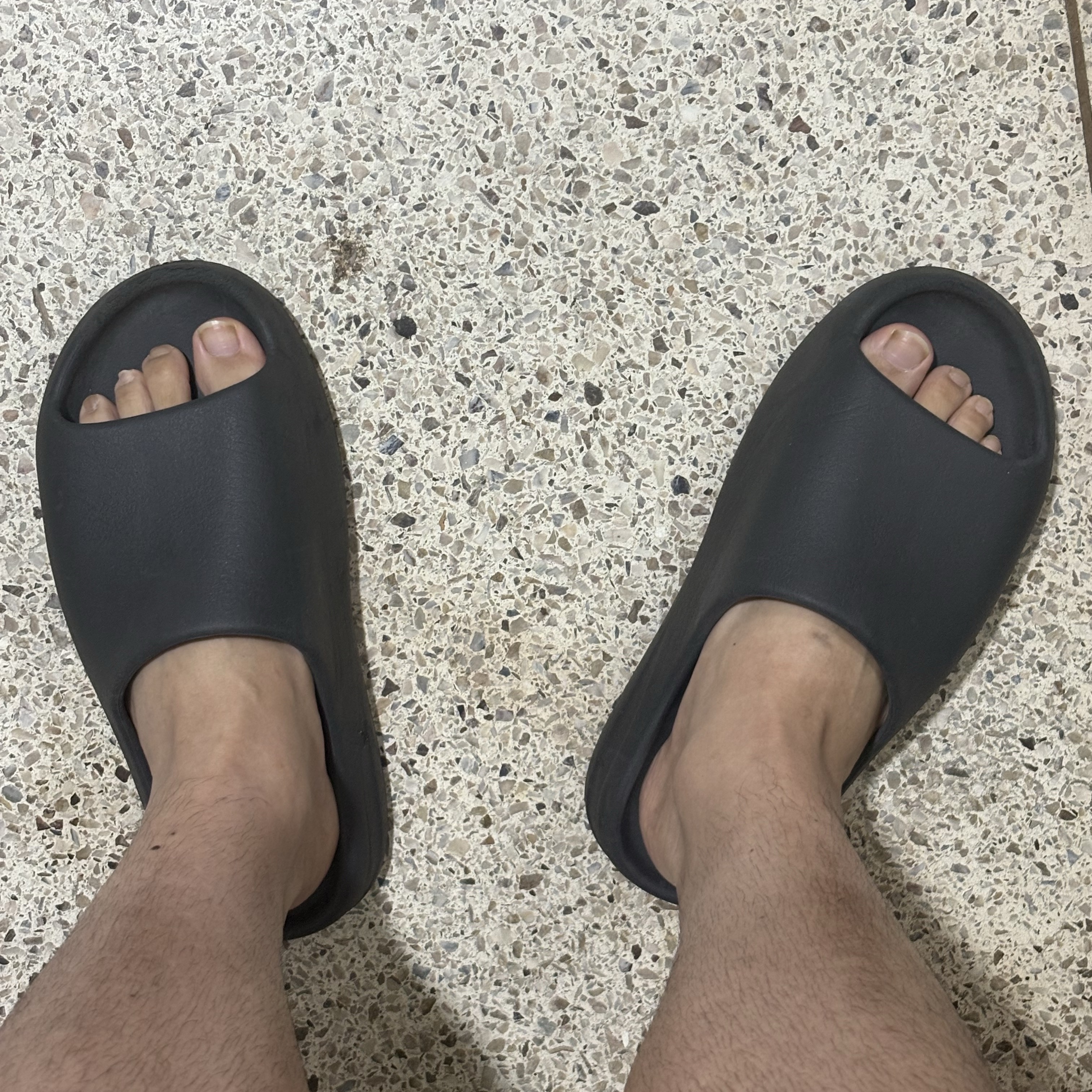 Adidas Yeezy Slide Onyx 착용 스타일