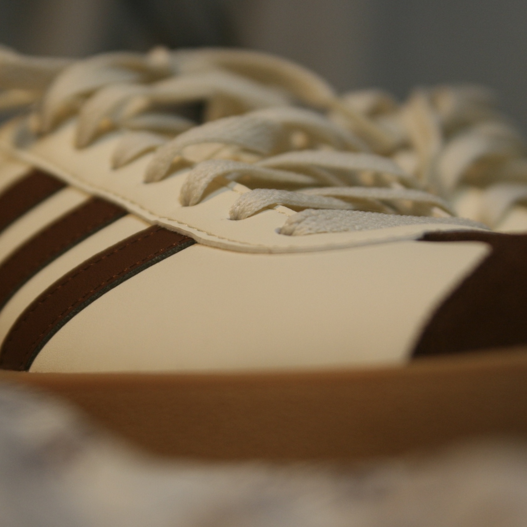 Adidas VL Court 2.0 Cream Brown 착용 스타일 - 3