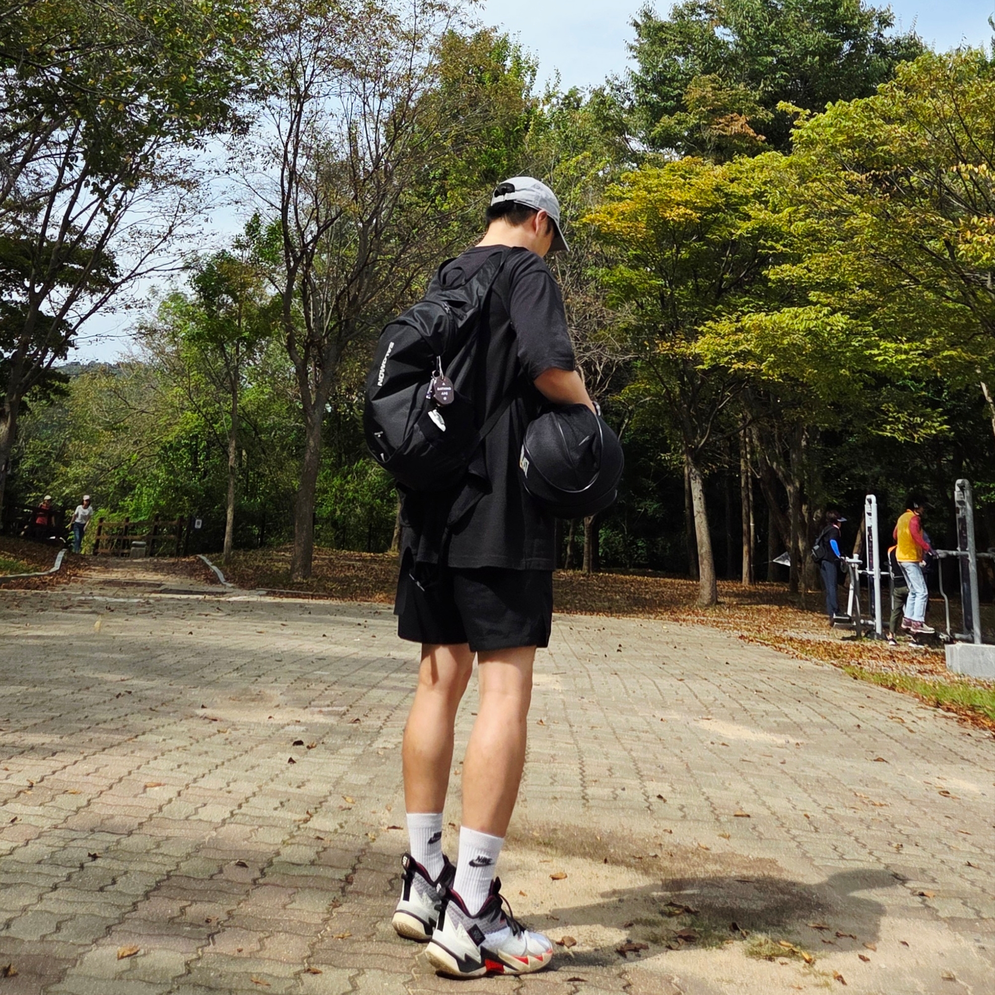 Salomon Trailblazer 20 Black, Carhartt Loose Fit Heavyweight Regular Short Sleeve Pocket T-Shirt Black 착용 스타일 - 2
