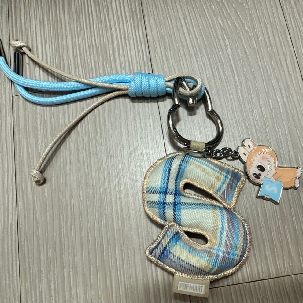 Pop Mart Labubu The Monsters Pin For Love Series - Letter Pendant Sealed Case (N-Z) (1 Blind Box) 착용 스타일 - 2