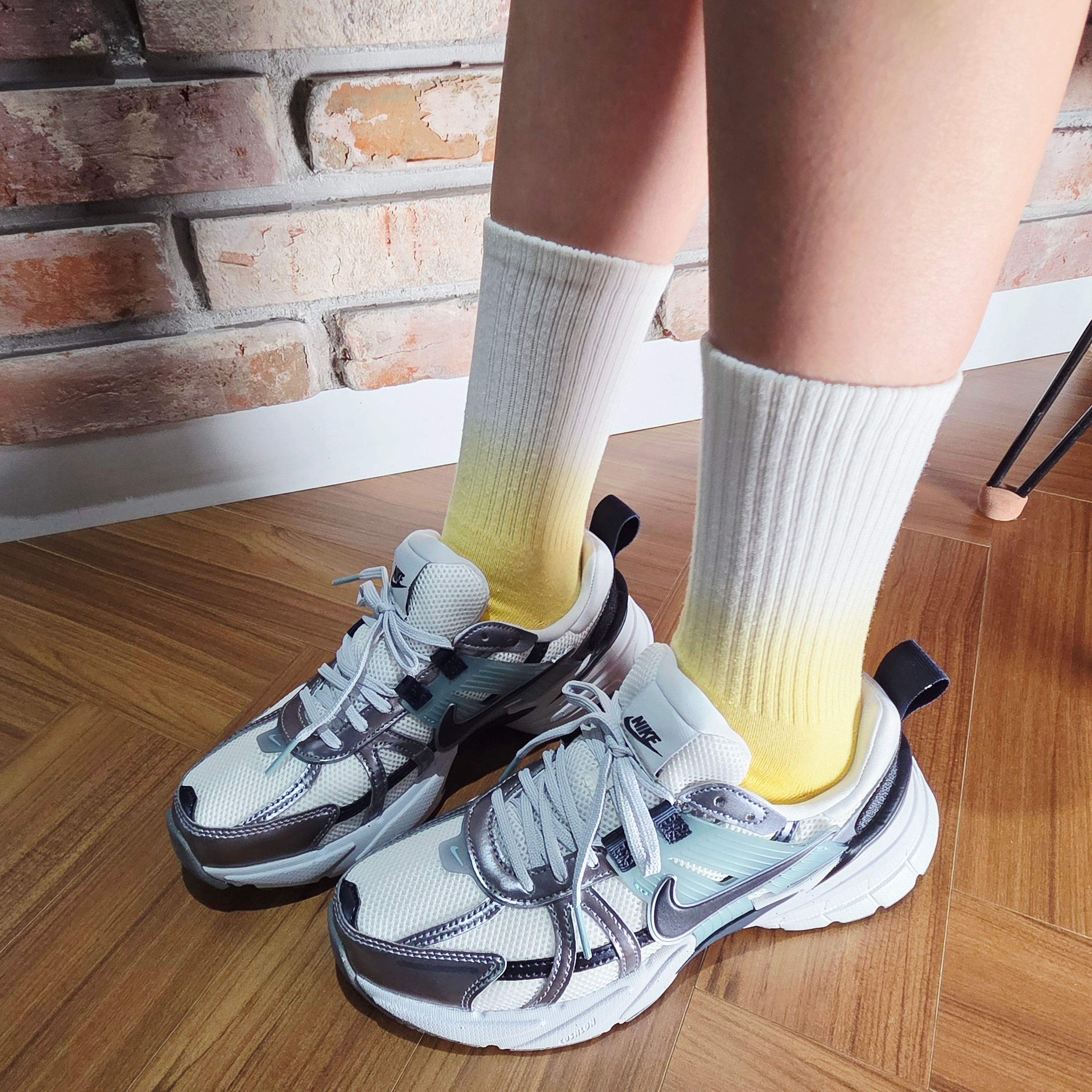 (W) Nike V2K Run Summit White Metallic Cool Grey 착용 스타일 - 2