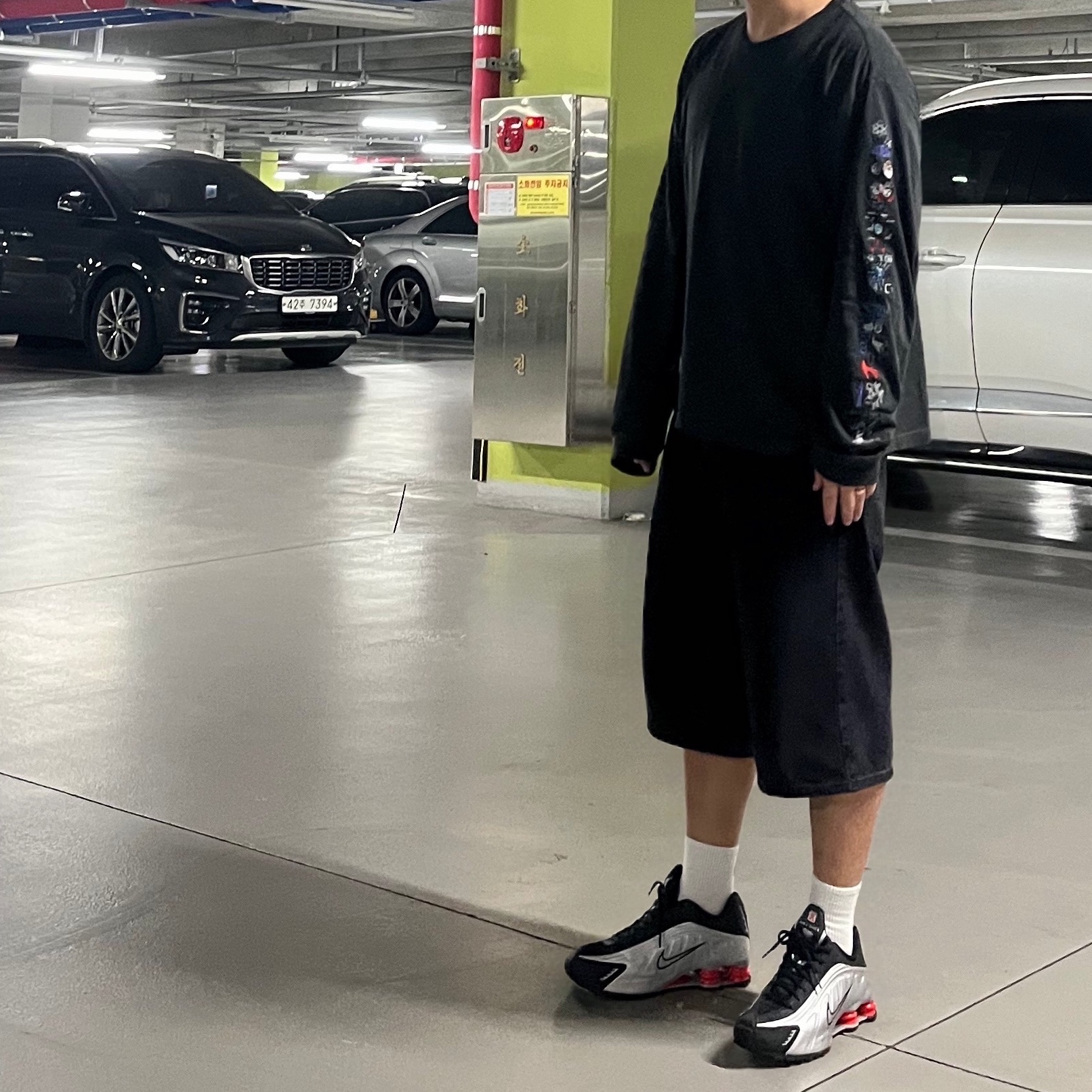 Nike Shox R4 Metallic Silver Red, Supreme Baggy Denim Shorts Black - 25SS 착용 스타일
