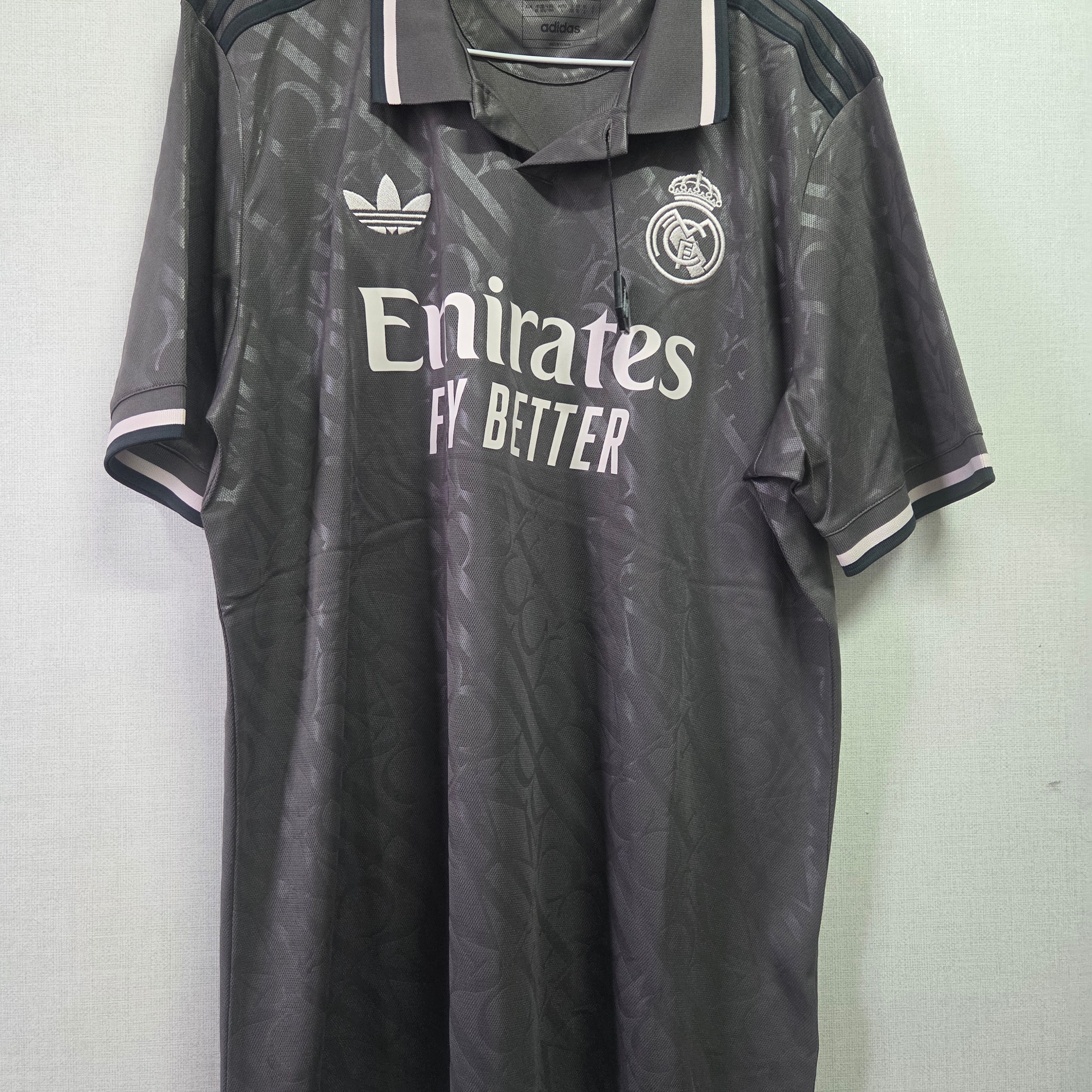 Adidas Real Madrid 99/00 Away Jersey Black - KR Sizing (Non Marking Ver.), Adidas Real Madrid 2024/25 Home Jersey White - KR Sizing (Non Marking Ver.) 착용 스타일 - 3