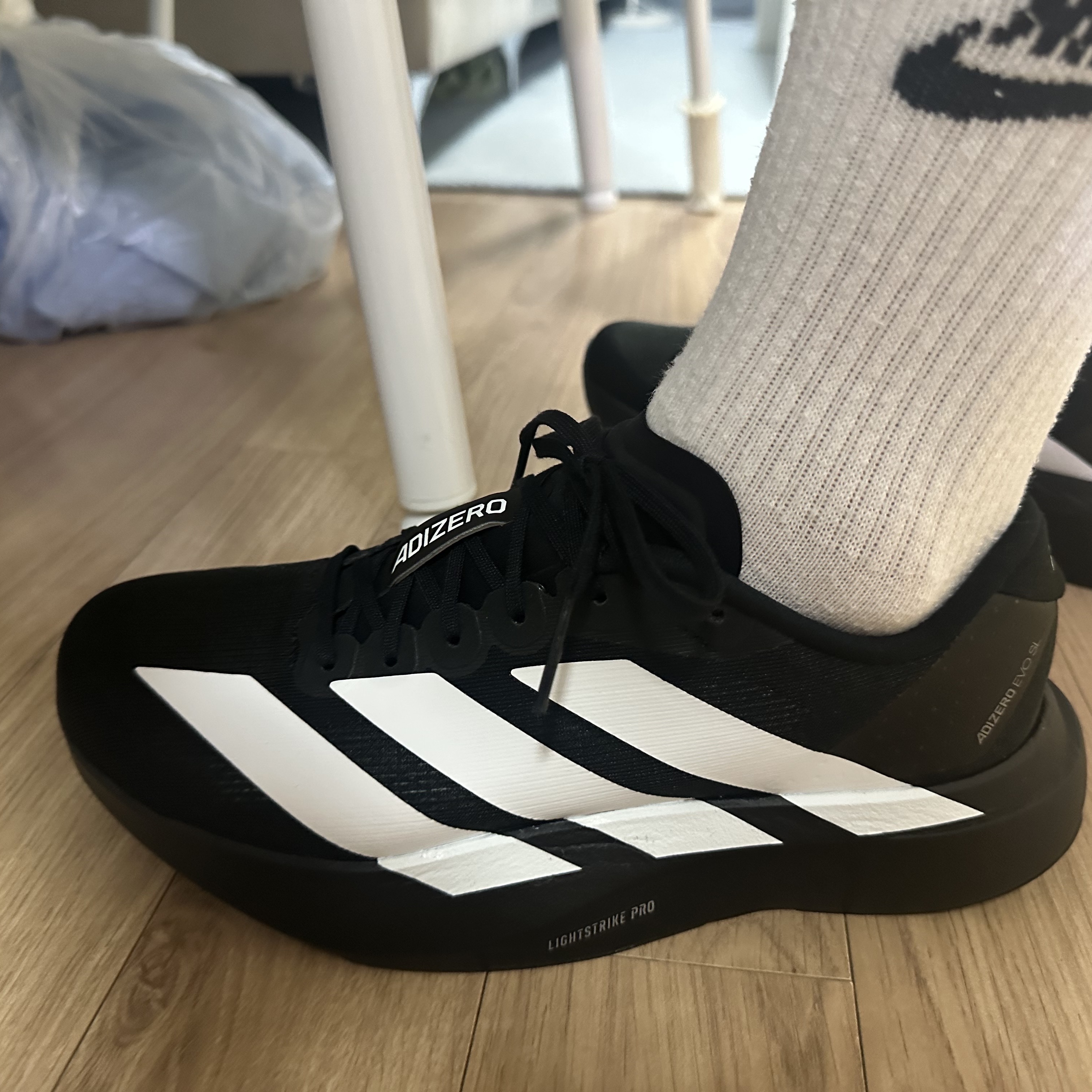 Adidas Adizero EVO SL Core Black Cloud White 착용 스타일 - 4