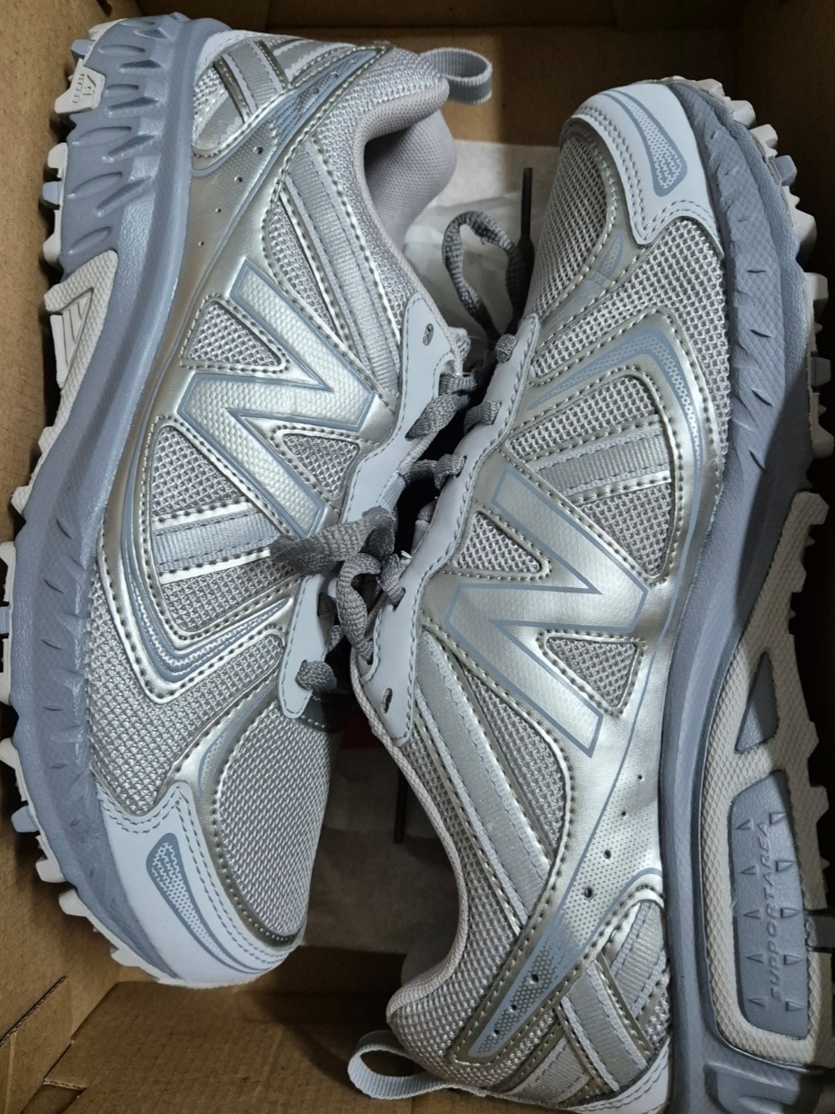 New Balance 410v5 Grey Silver - 2E Wide 착용 스타일