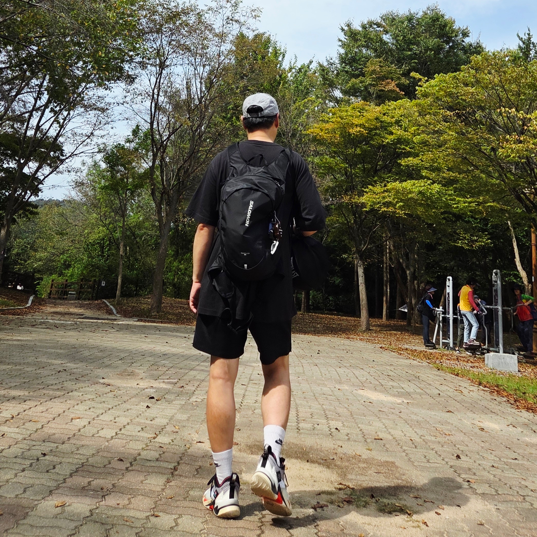 Salomon Trailblazer 20 Black, Carhartt Loose Fit Heavyweight Regular Short Sleeve Pocket T-Shirt Black 착용 스타일 - 1