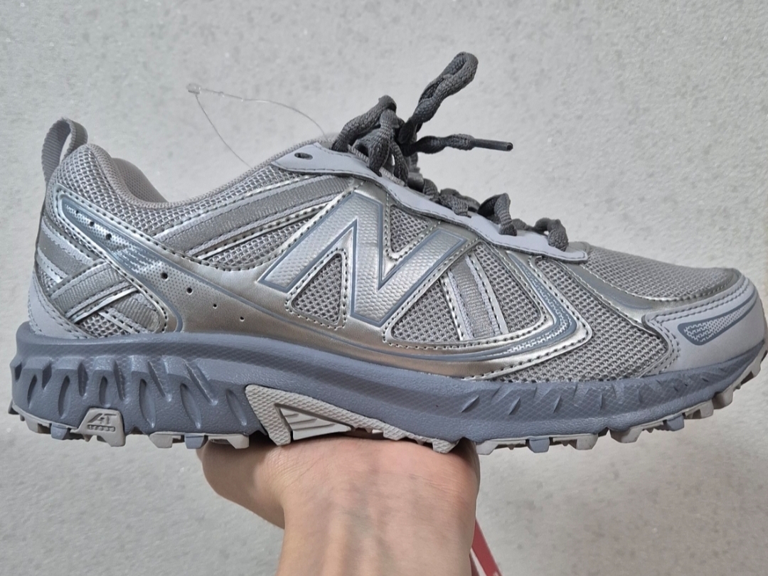 New Balance 410v5 Grey Silver - 2E Wide 착용 스타일