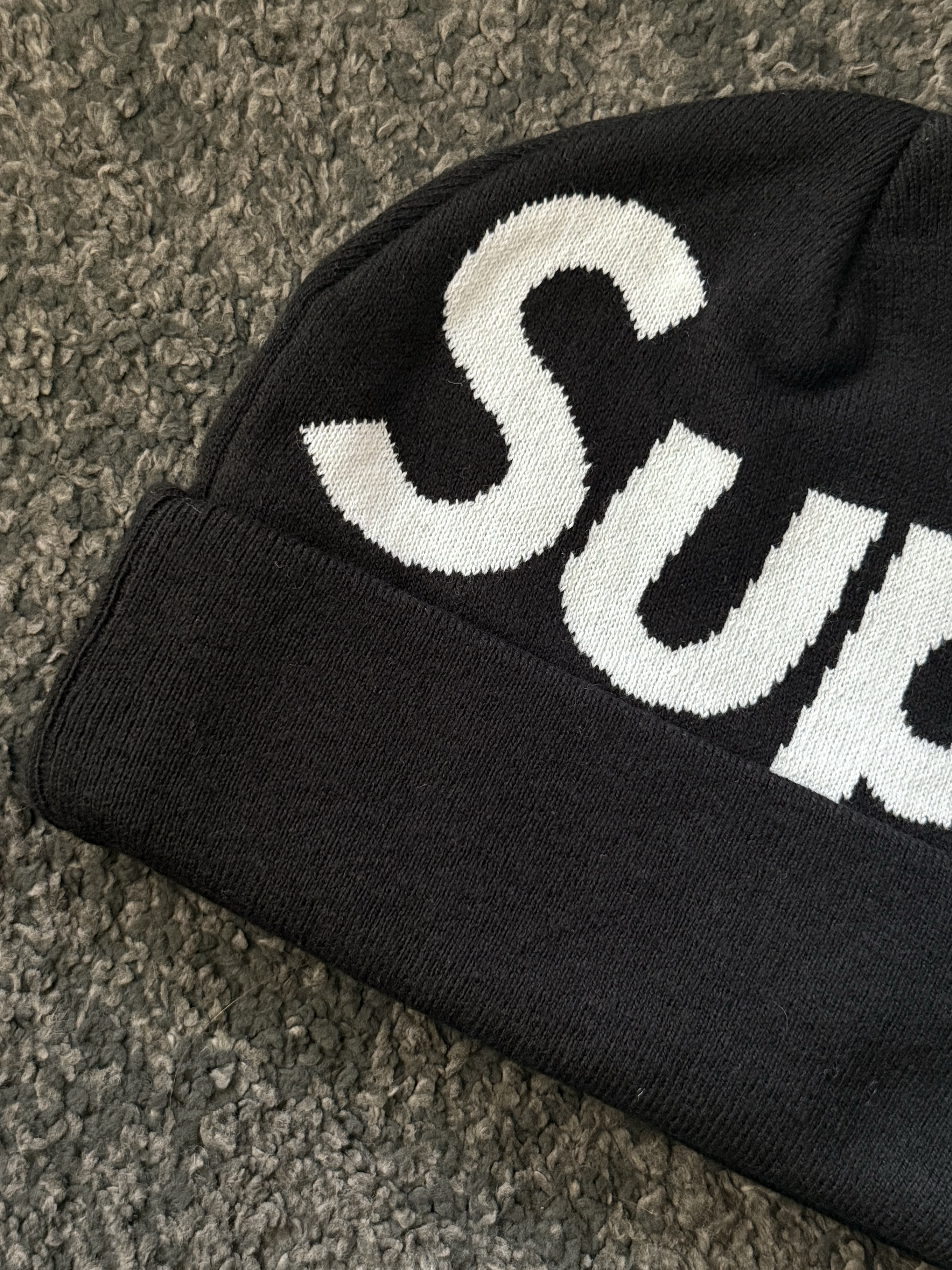 Supreme Big Logo Beanie Black 착용 스타일 - 2