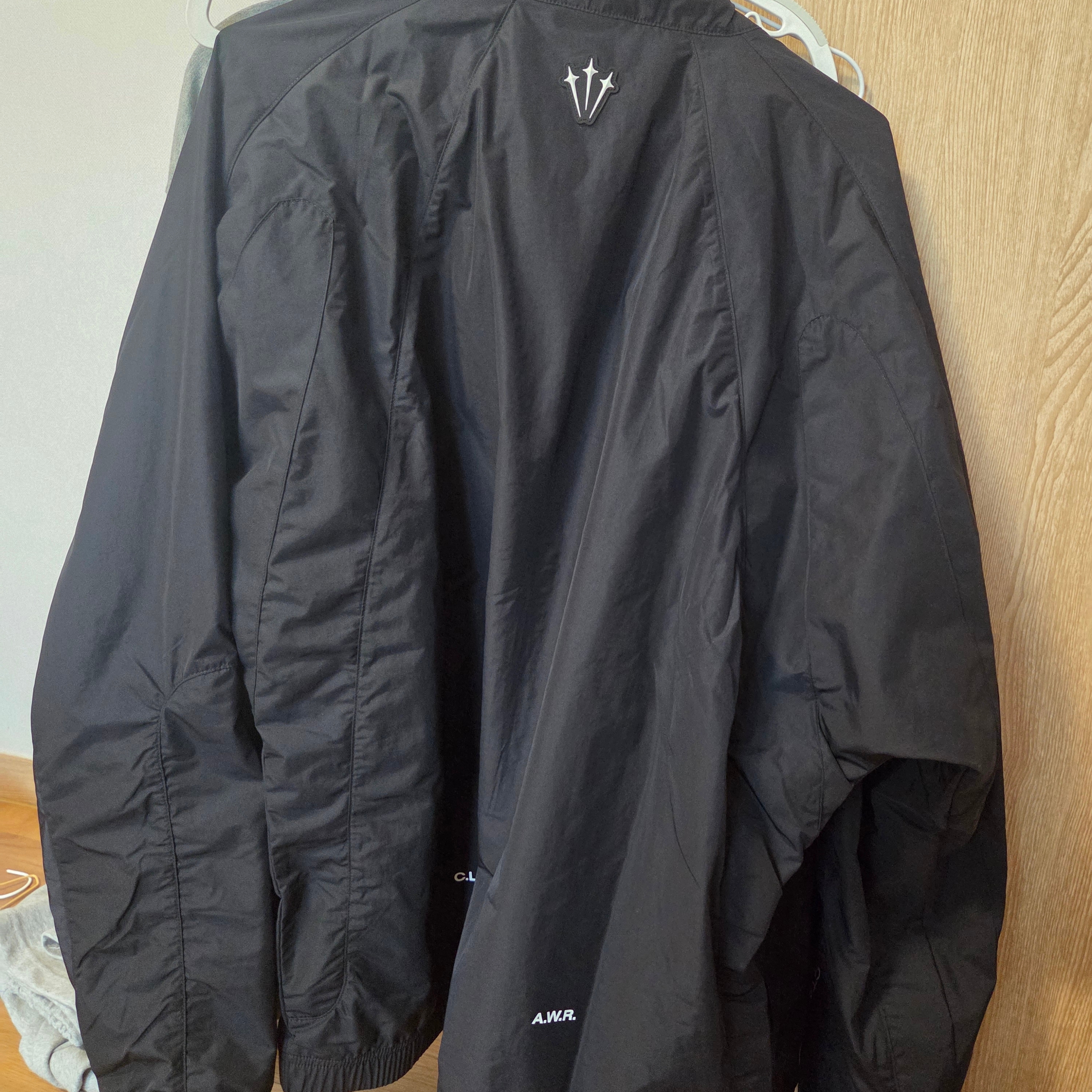 Nike x Drake Nocta Nylon Track Jacket Black (FN7666-010) 착용 스타일 - 3