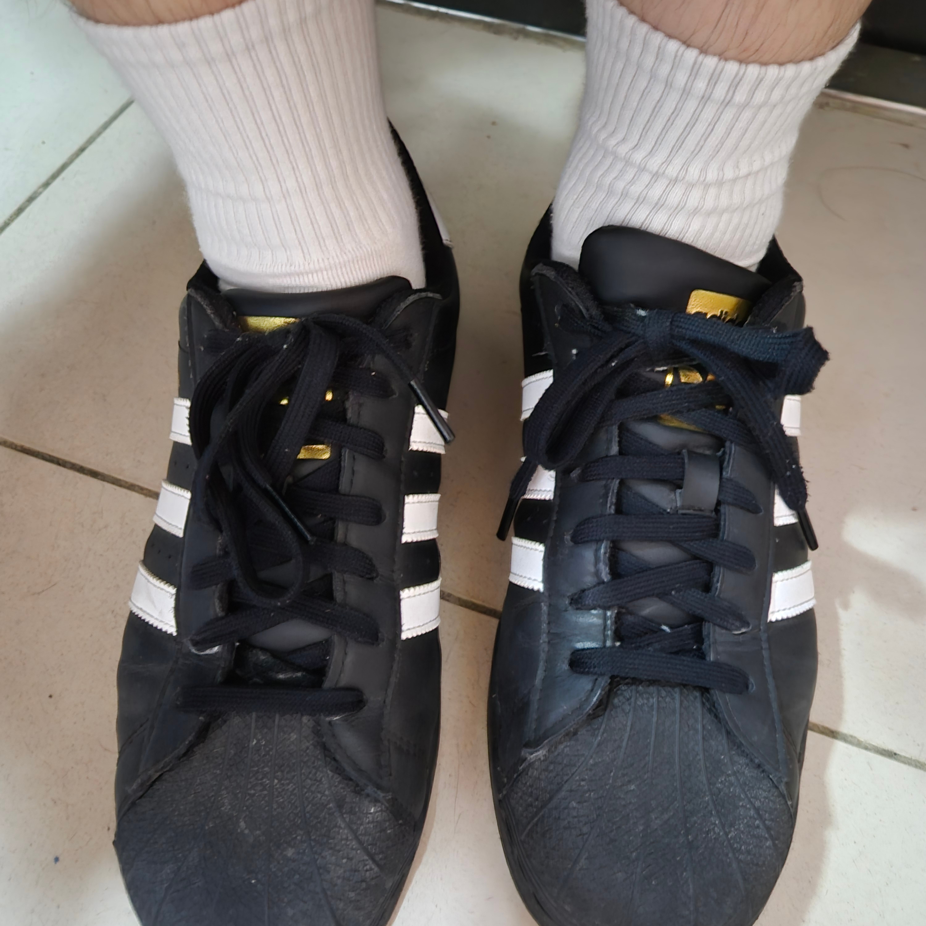 Adidas Superstar Core Black White 착용 스타일