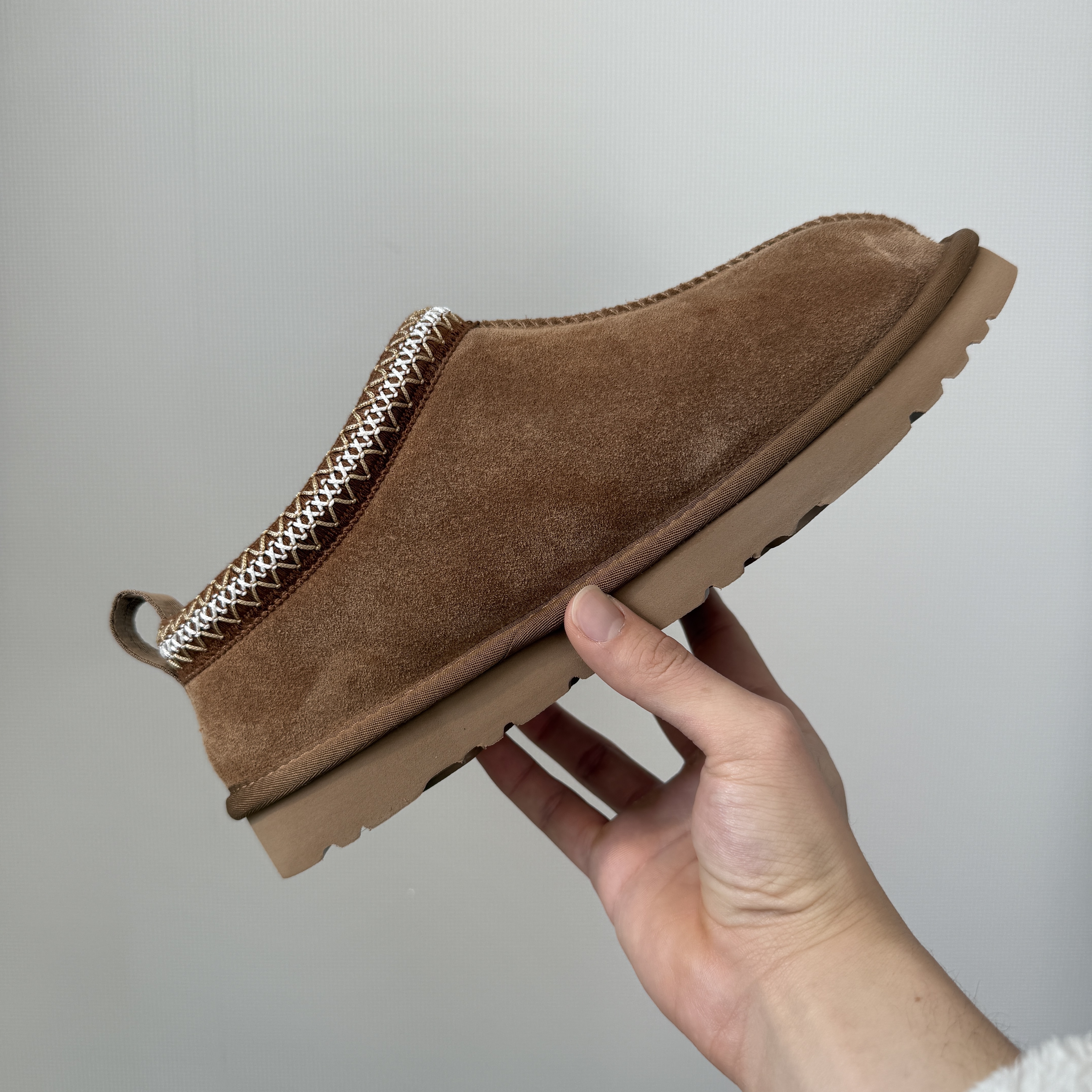 UGG Tasman Slipper Chestnut 착용 스타일