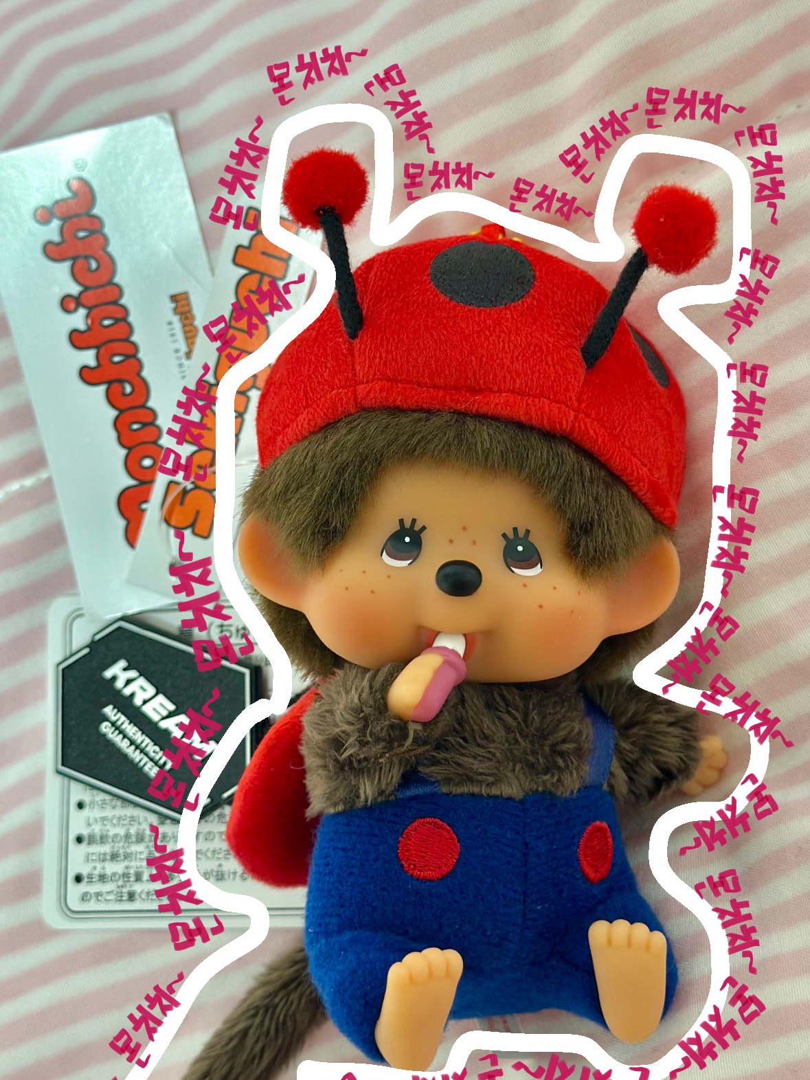 Monchhichi Bighead SS Ladybug Key Chain, Prada Re-Edition 2005 Re-Nylon Shoulder Bag Black 착용 스타일 - 2