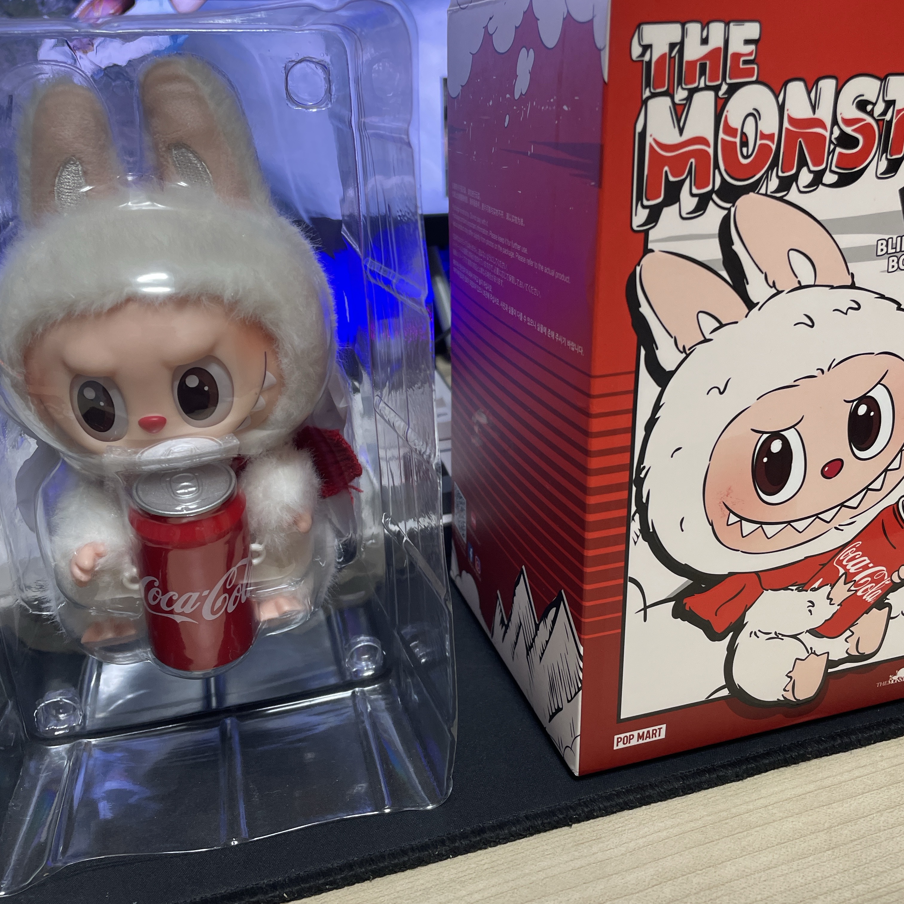 Pop Mart Labubu Coca Cola Series Happy Factor Keyring (Opened Case) 착용 스타일