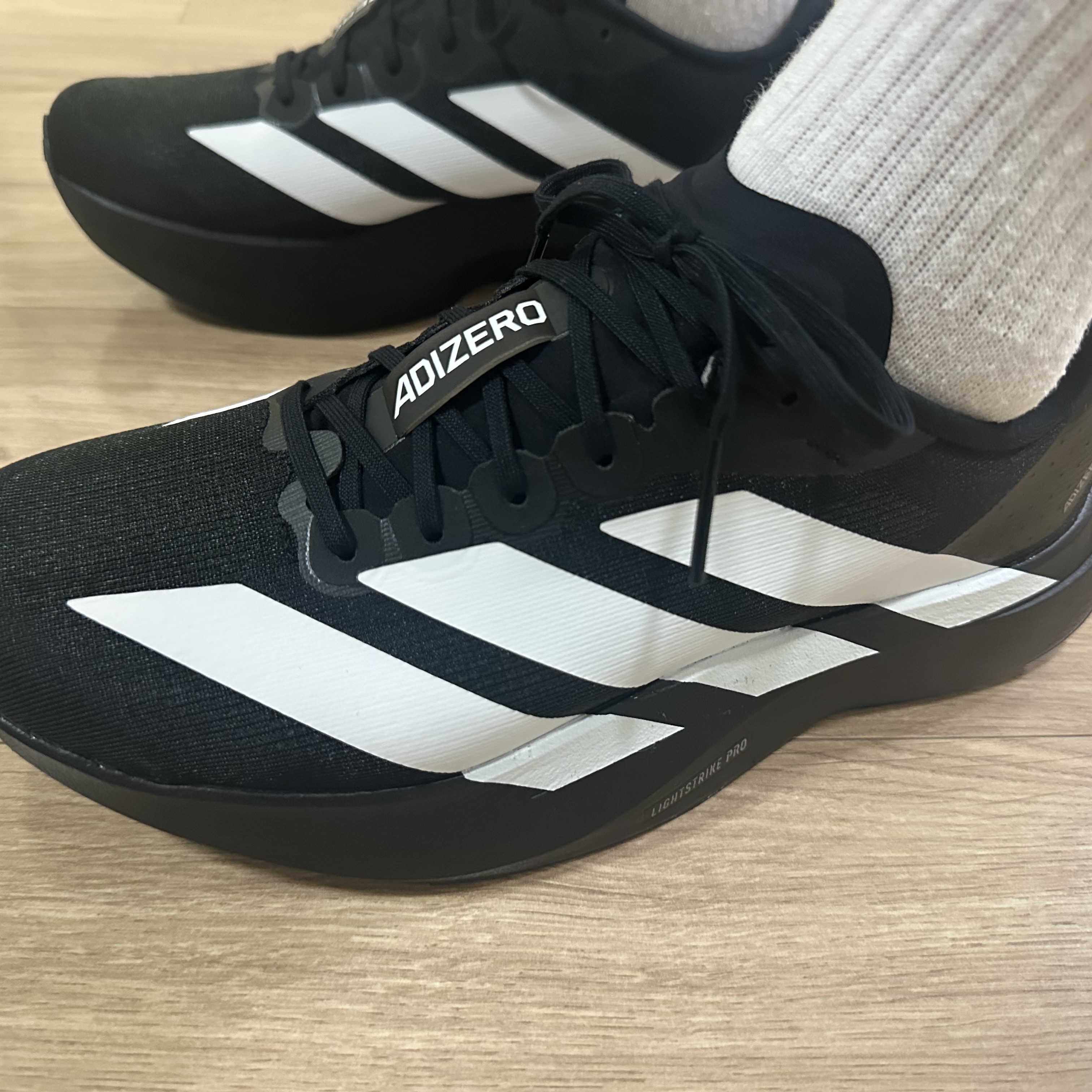 Adidas Adizero EVO SL Core Black Cloud White 착용 스타일 - 2
