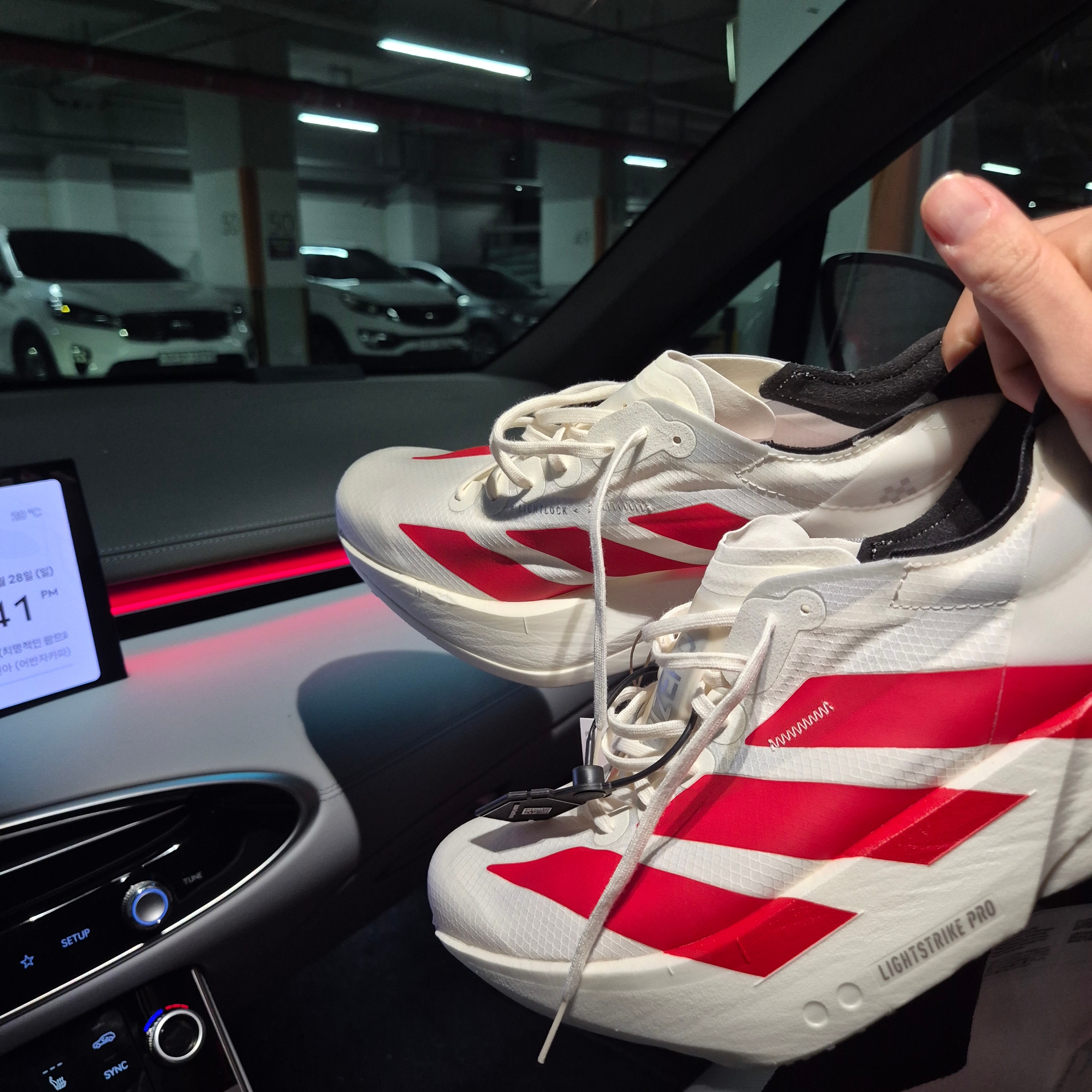 Adidas Adizero Adios Pro 4 Off White Better Scarlet 착용 스타일
