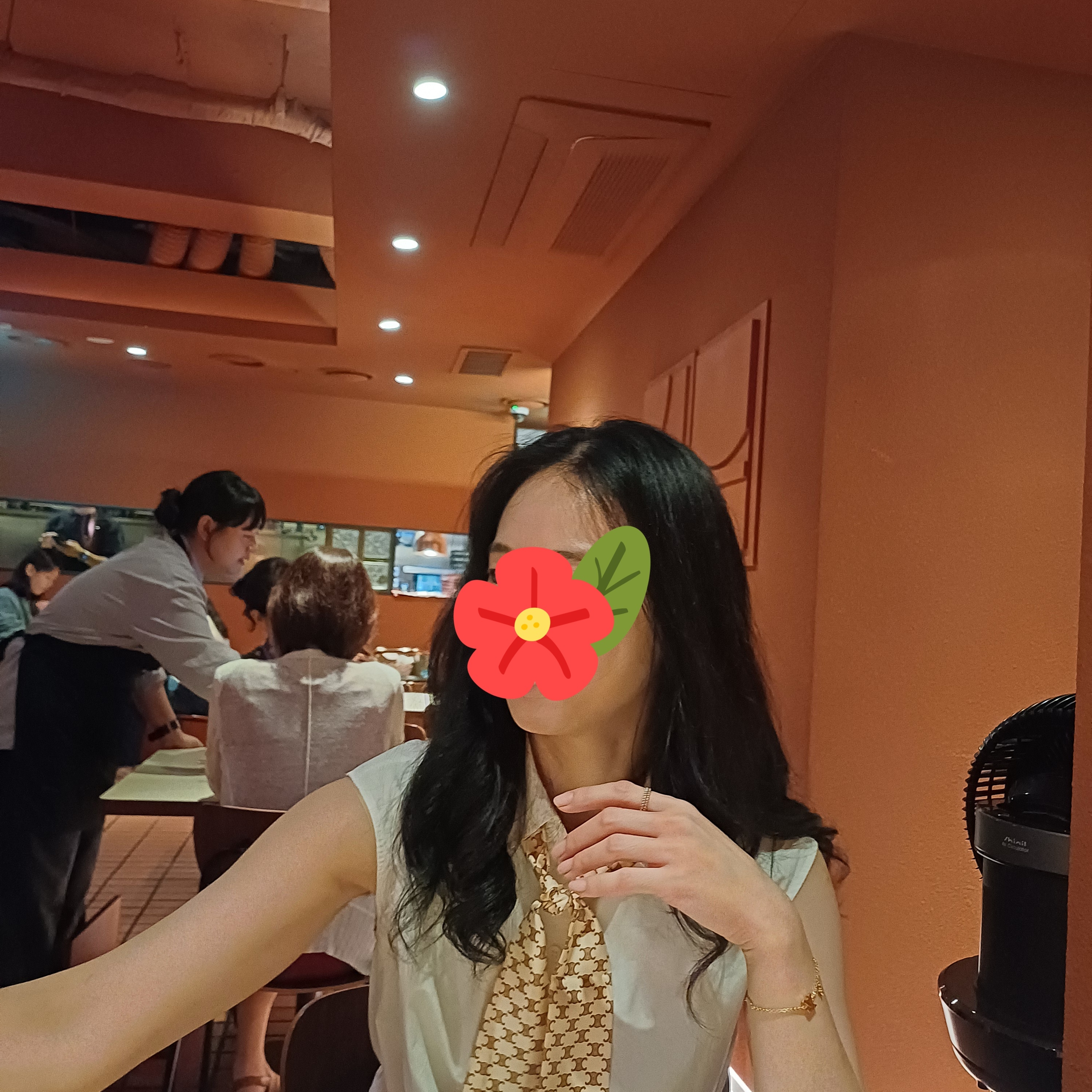 (W) Celine Lavalliere in Mini Triomphe Silk Twill Vanilla Caramel 착용 스타일