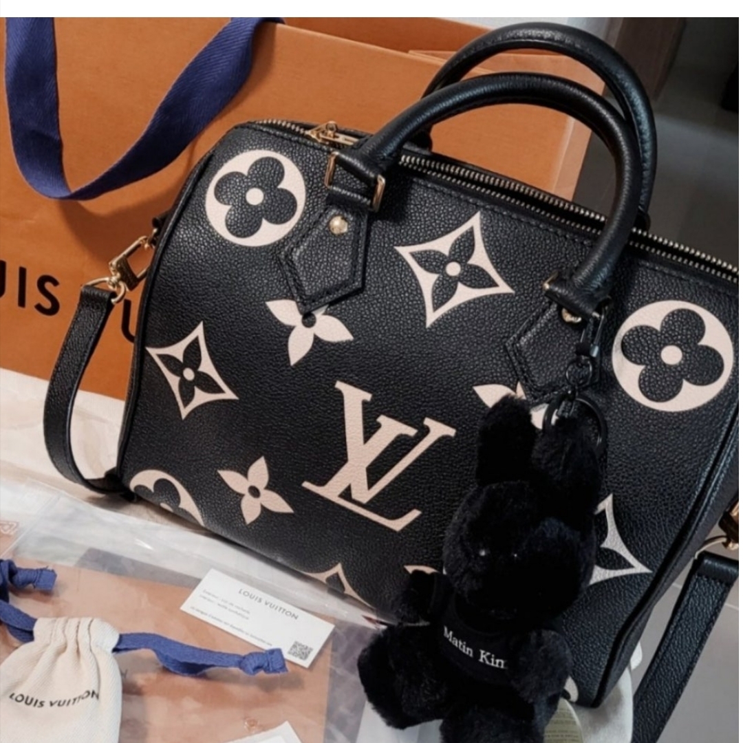 Louis Vuitton Speedy Bandouliere 25 Bicolor Monogram Empreinte Leather Noir Beige, Matin Kim Y2K Idol Black Bunny Toy Keyring Black - Lotte Myeongdong Main Exclusive 착용 스타일