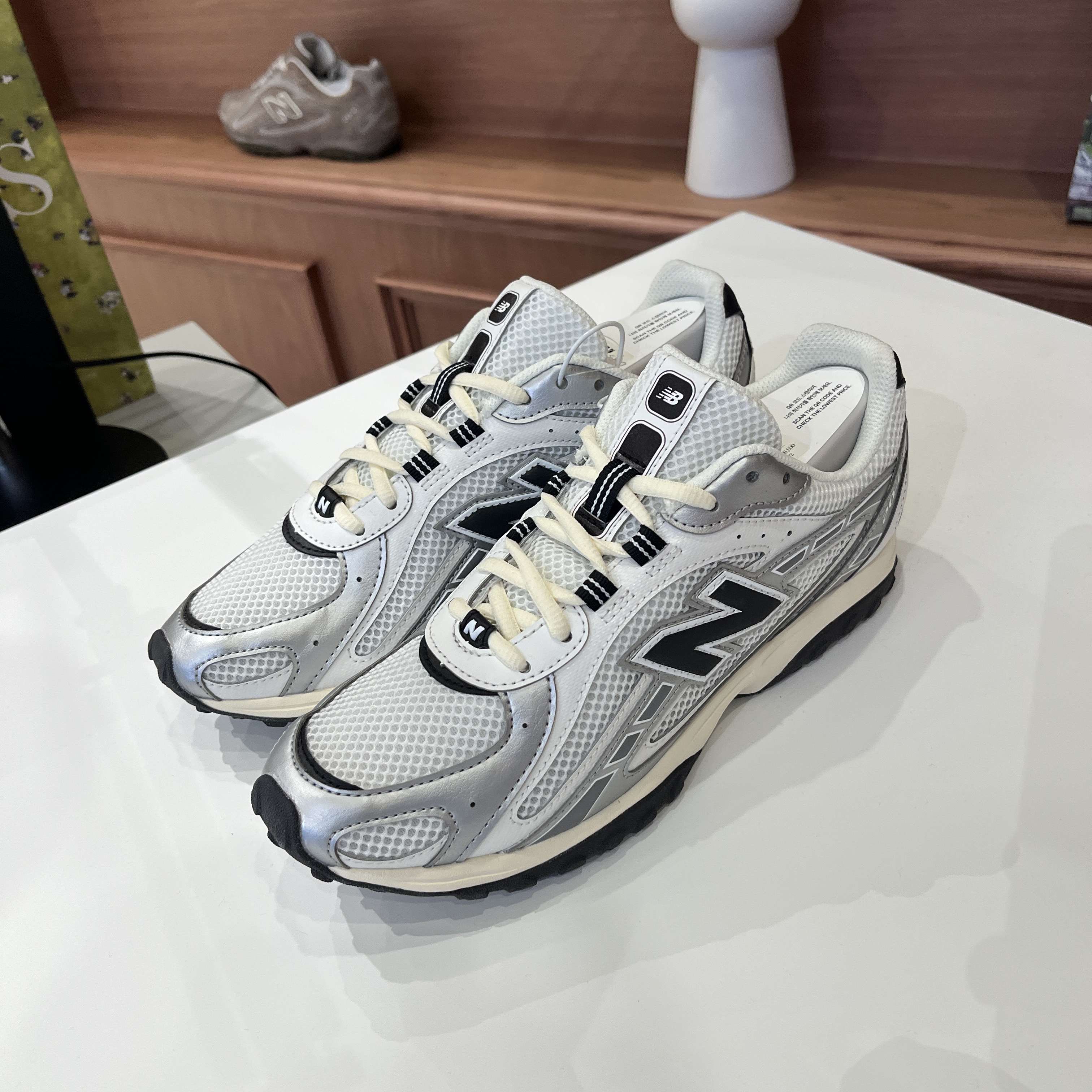 New Balance 204L Silver Metallic Black 착용 스타일