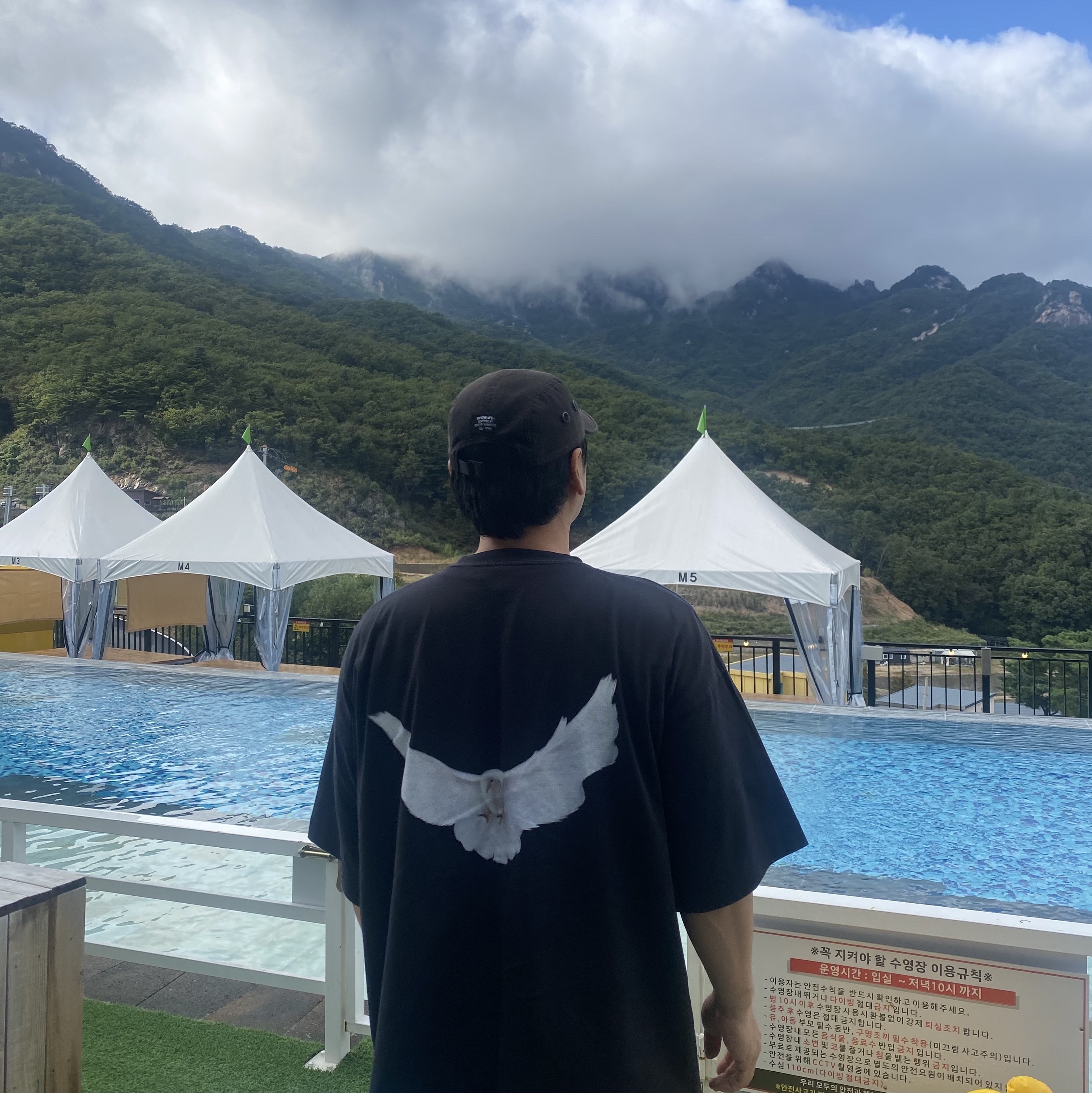 Yeezy Gap Engineered By Balenciaga Dove 3/4 Sleeve T-Shirt Black 착용 스타일