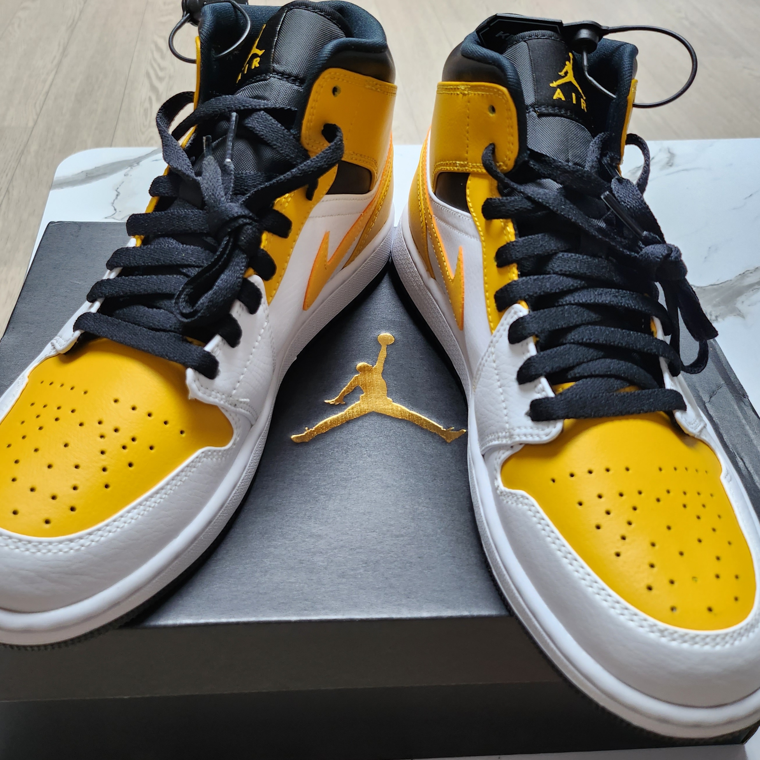 Jordan 1 Mid White University Gold 착용 스타일