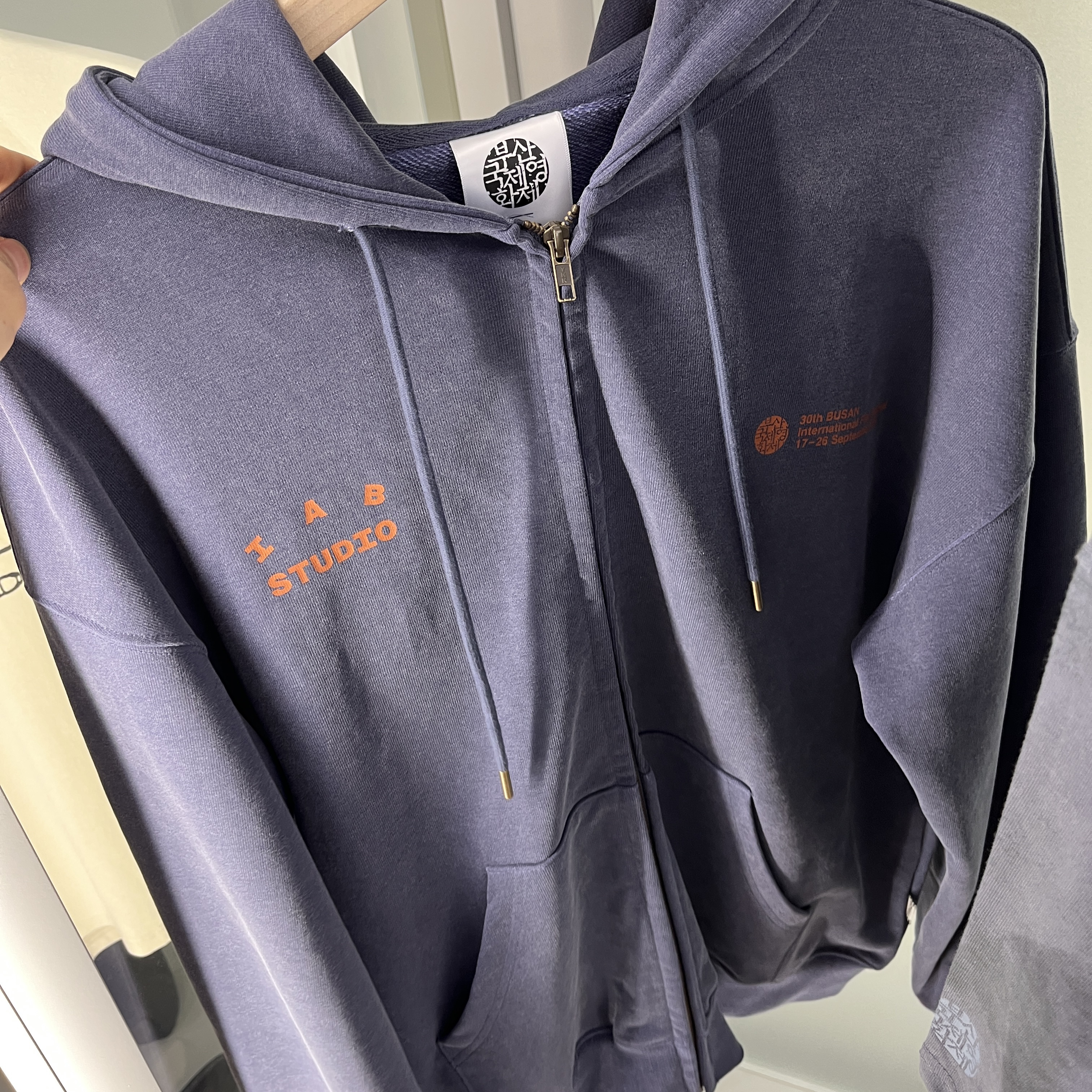 IAB Studio x p!tt Now Showing Zip-Up Hoodie Twilight Purple 착용 스타일