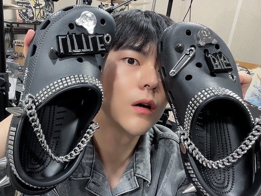 Crocs x Little Big Classic Clog Black 착용 스타일 - 1