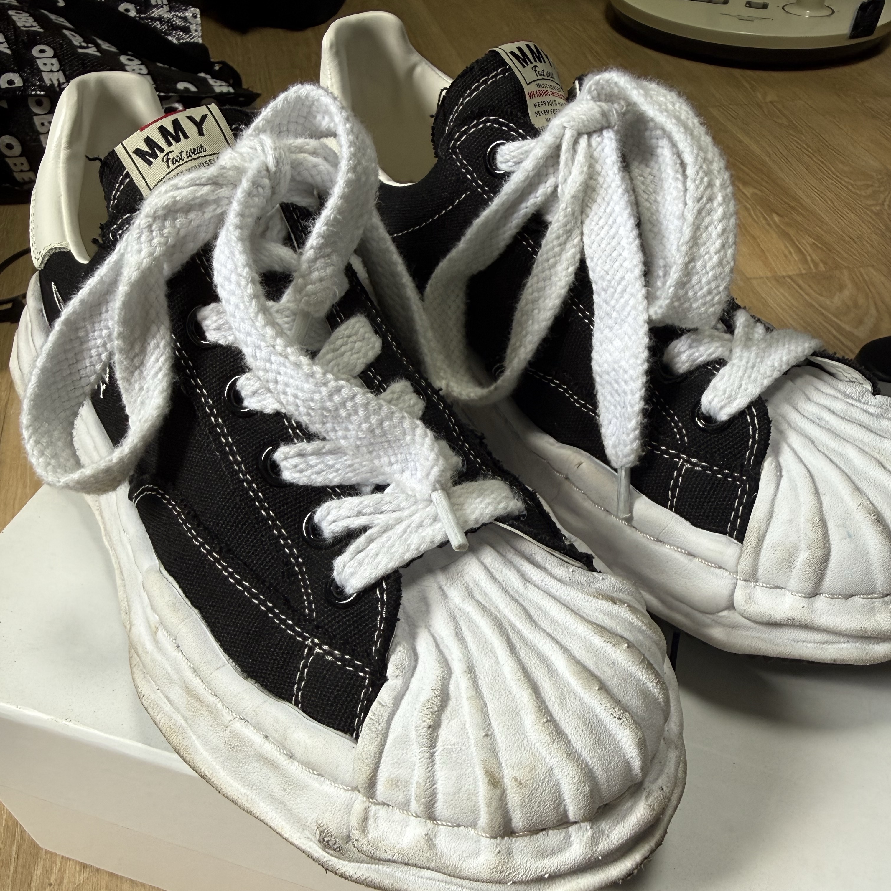Maison Mihara Yasuhiro Blakey OG Sole Canvas Low-top Sneakers Black White 착용 스타일