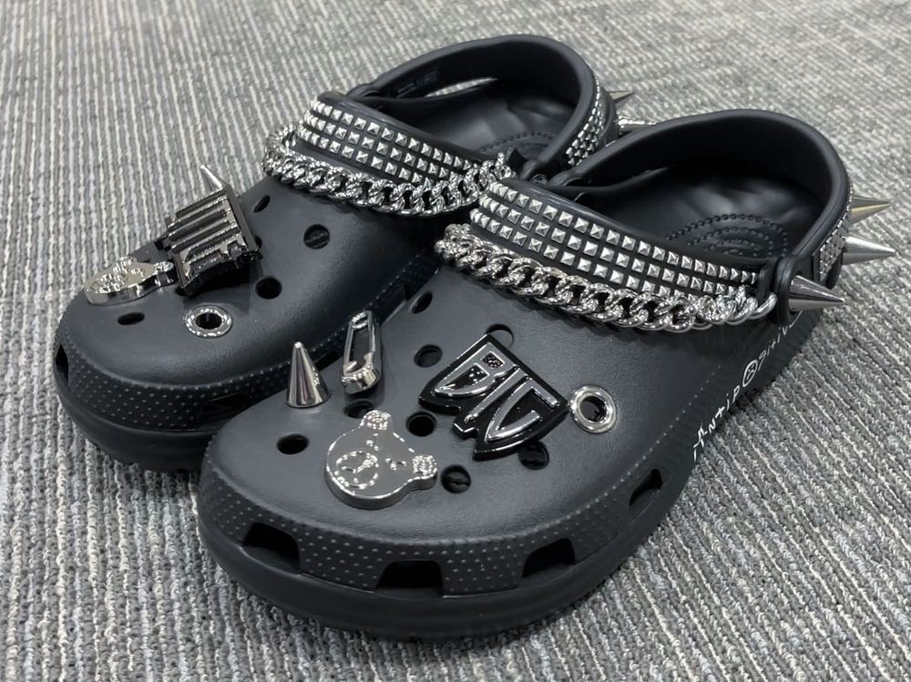 Crocs x Little Big Classic Clog Black 착용 스타일 - 3