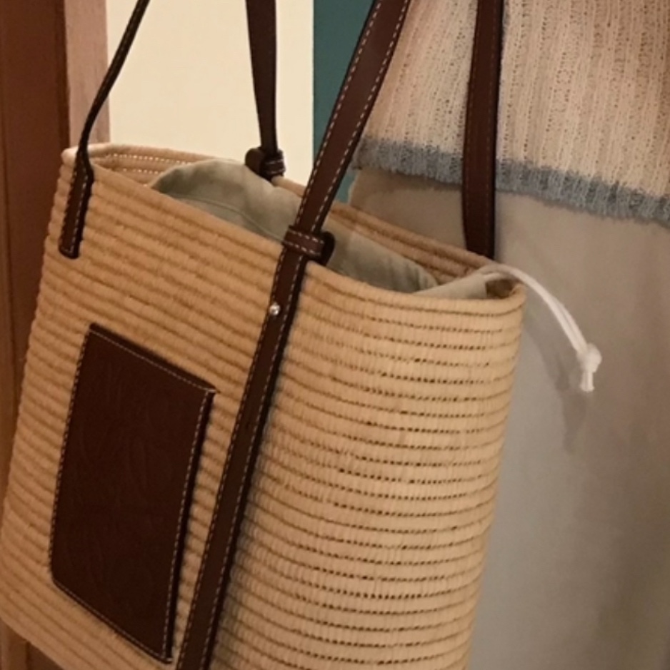 Loewe Small Square Basket Bag in Raffia and Calfskin Natural Pecan 착용 스타일