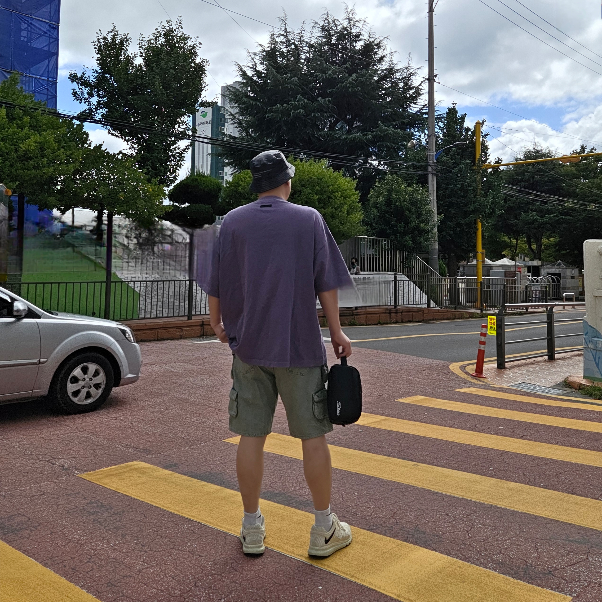 Essentials Heavy Crewneck T-Shirt Lavender - 24FW, Zara Denim Utility Bermuda Shorts Blue Green 착용 스타일 - 2