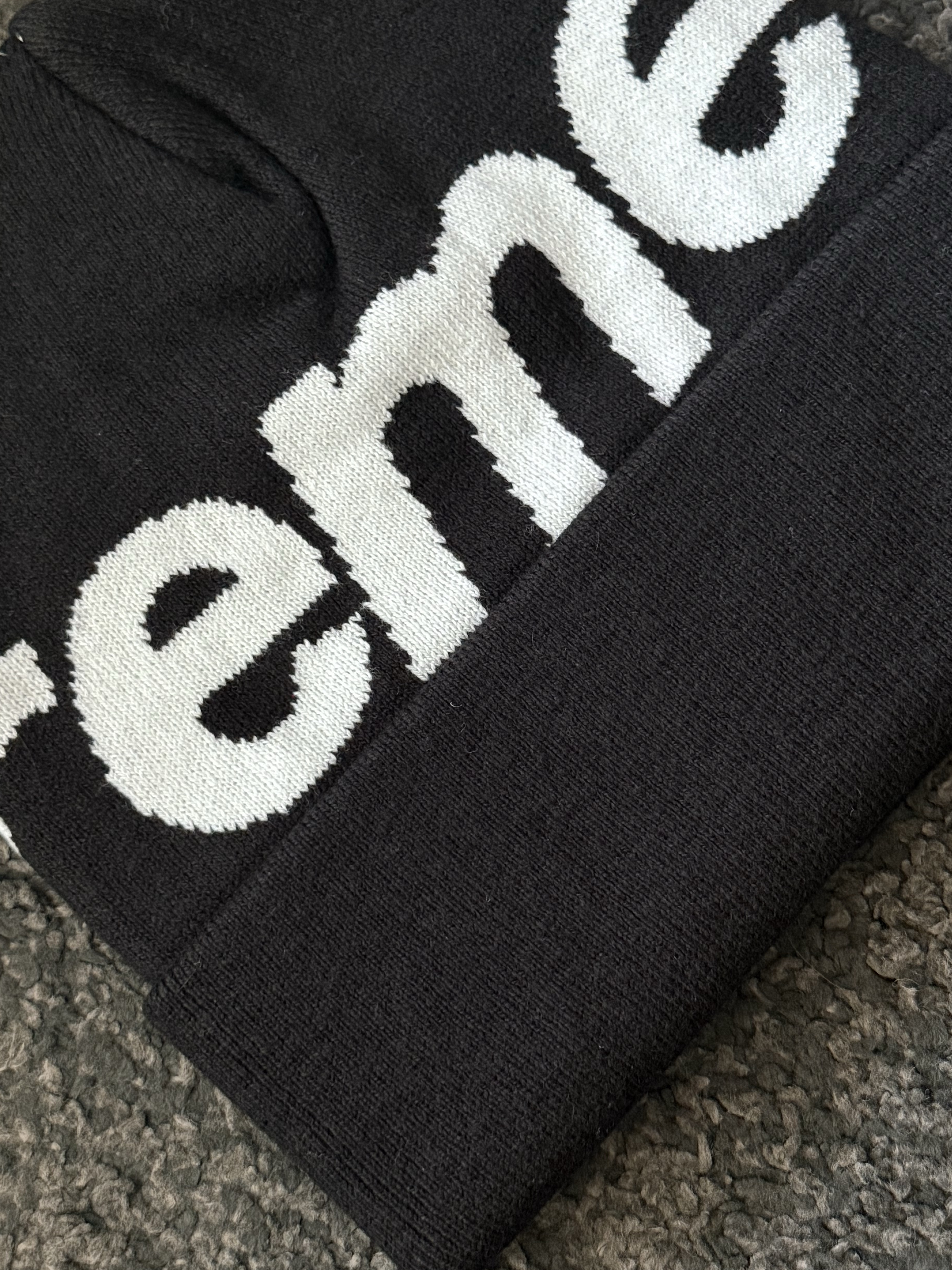 Supreme Big Logo Beanie Black 착용 스타일 - 3