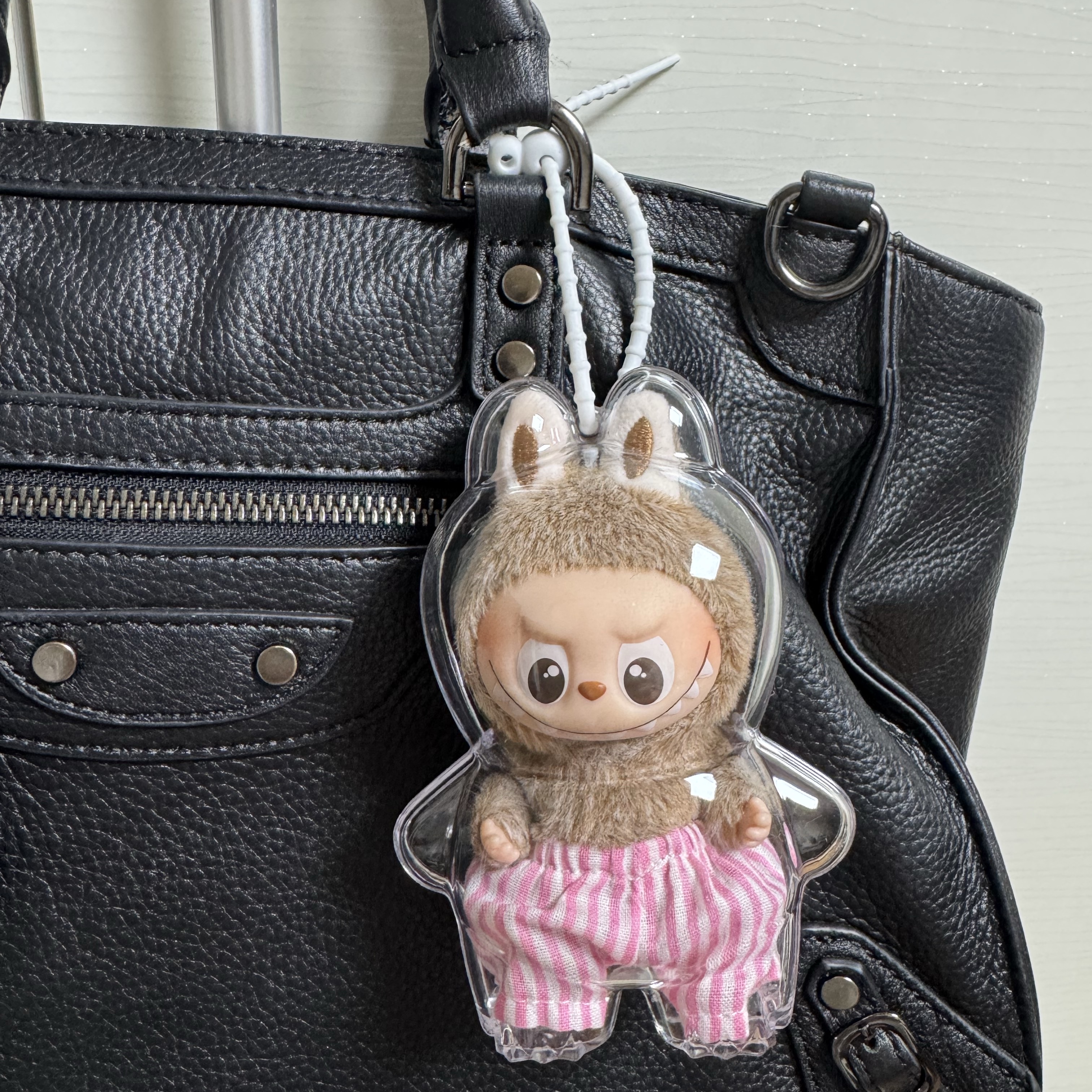Pop Mart Labubu The Monsters Pin For Love Series Vinyl Plush Pendant (N-Z) & (Opened Case) 착용 스타일 - 4