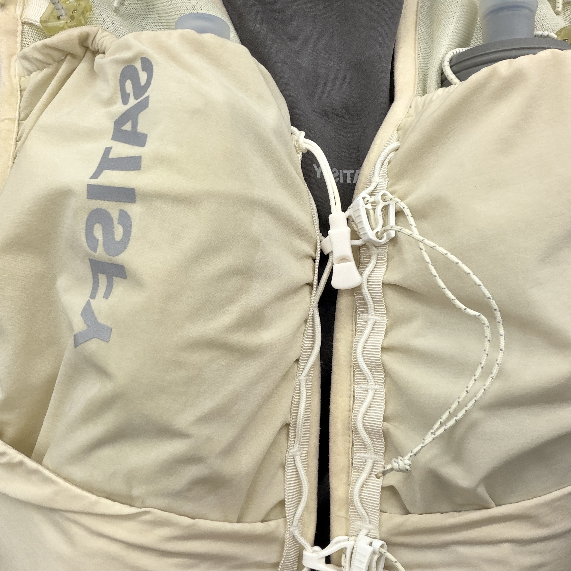 Satisfy The Rocker Antique White (Special Edition), Satisfy Justice Cordura 5L Hydration Vest Mineral Off Wite 착용 스타일 - 4