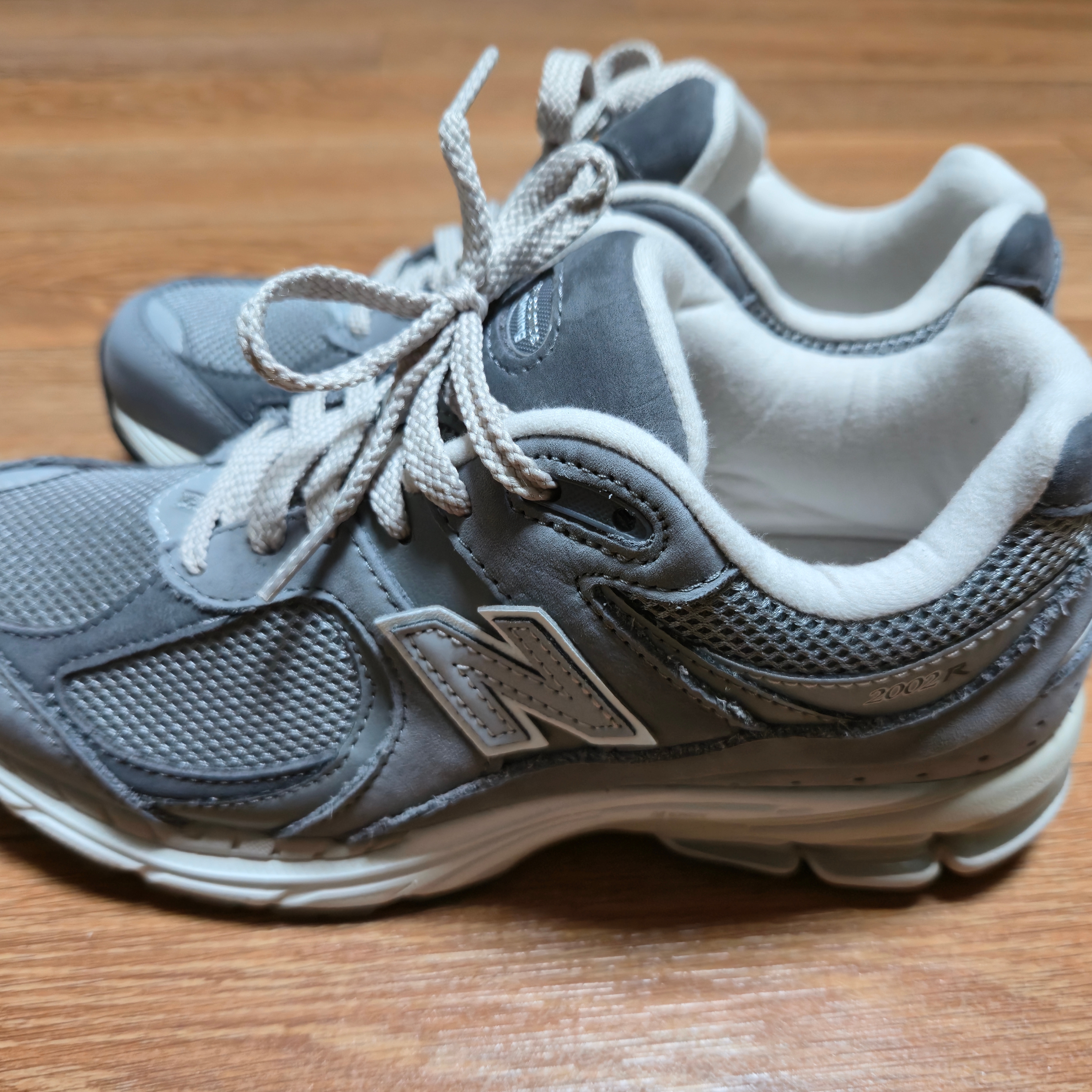 New Balance 2002R Premium Vintage Grey 착용 스타일 - 2