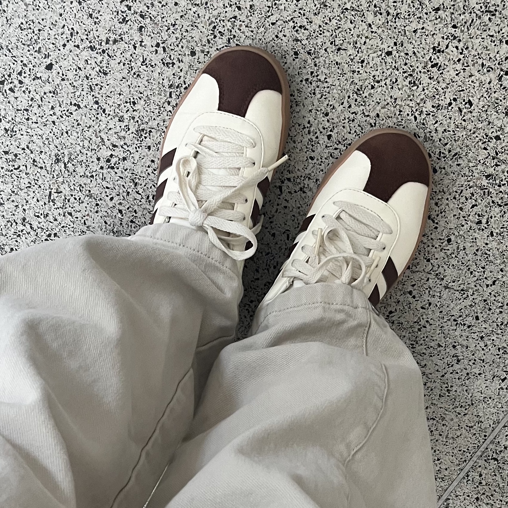 Adidas VL Court 2.0 Cream Brown 착용 스타일
