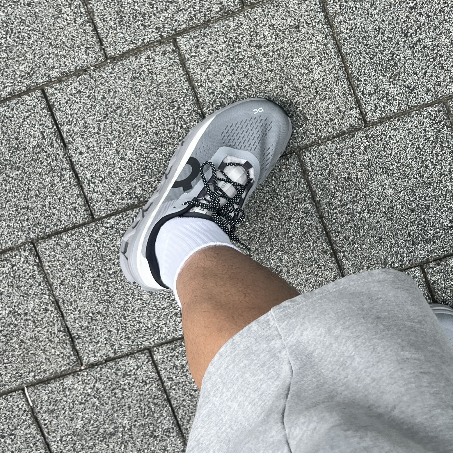 On Running Cloudmonster Alloy Silver 착용 스타일 - 1