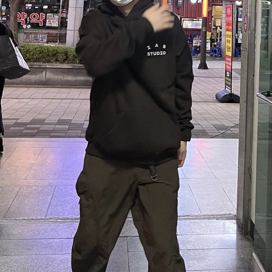 IAB Studio Hoodie Brown 착용 스타일