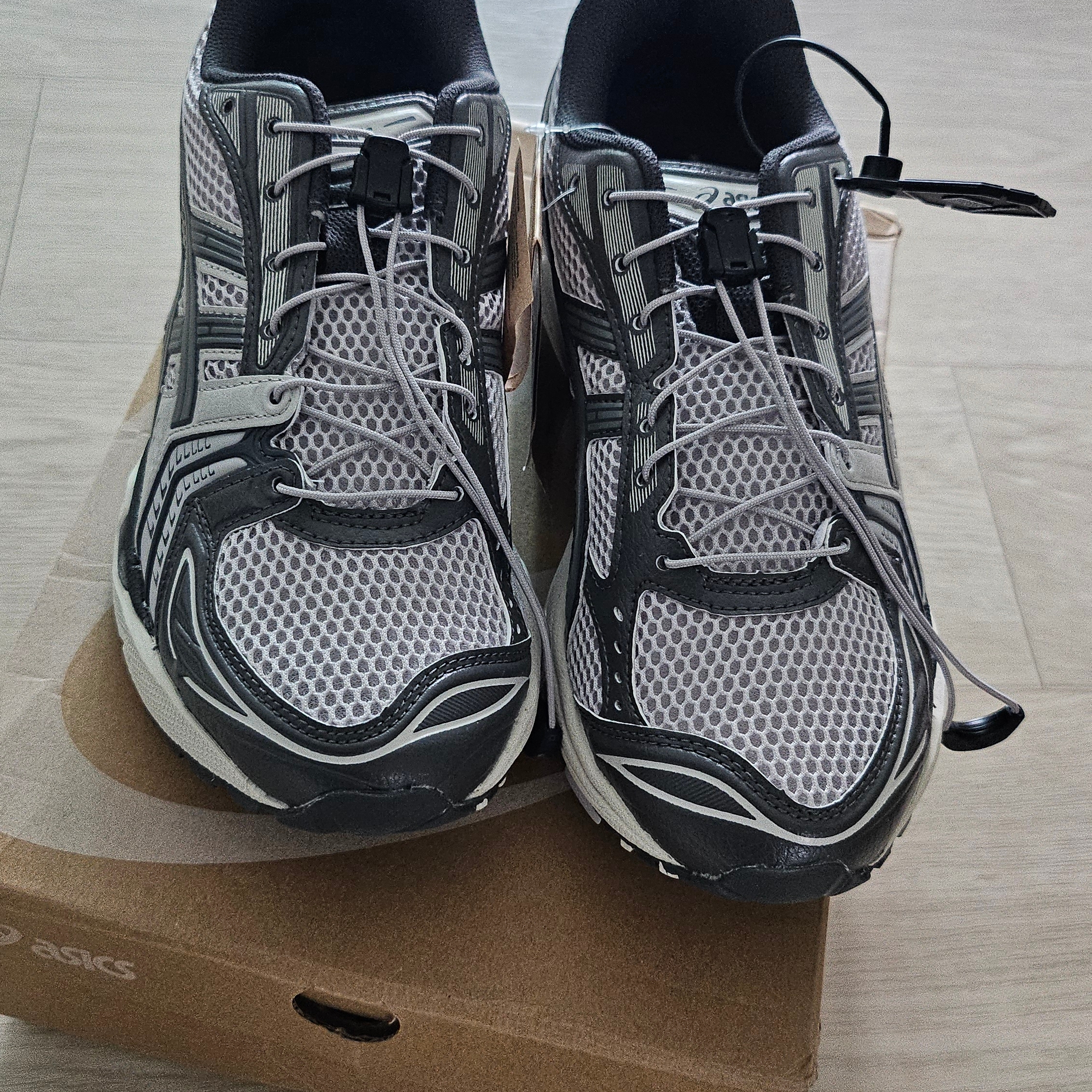 Asics Unlimited Gel-Kayano 14 Oyster Grey Clay Grey 착용 스타일