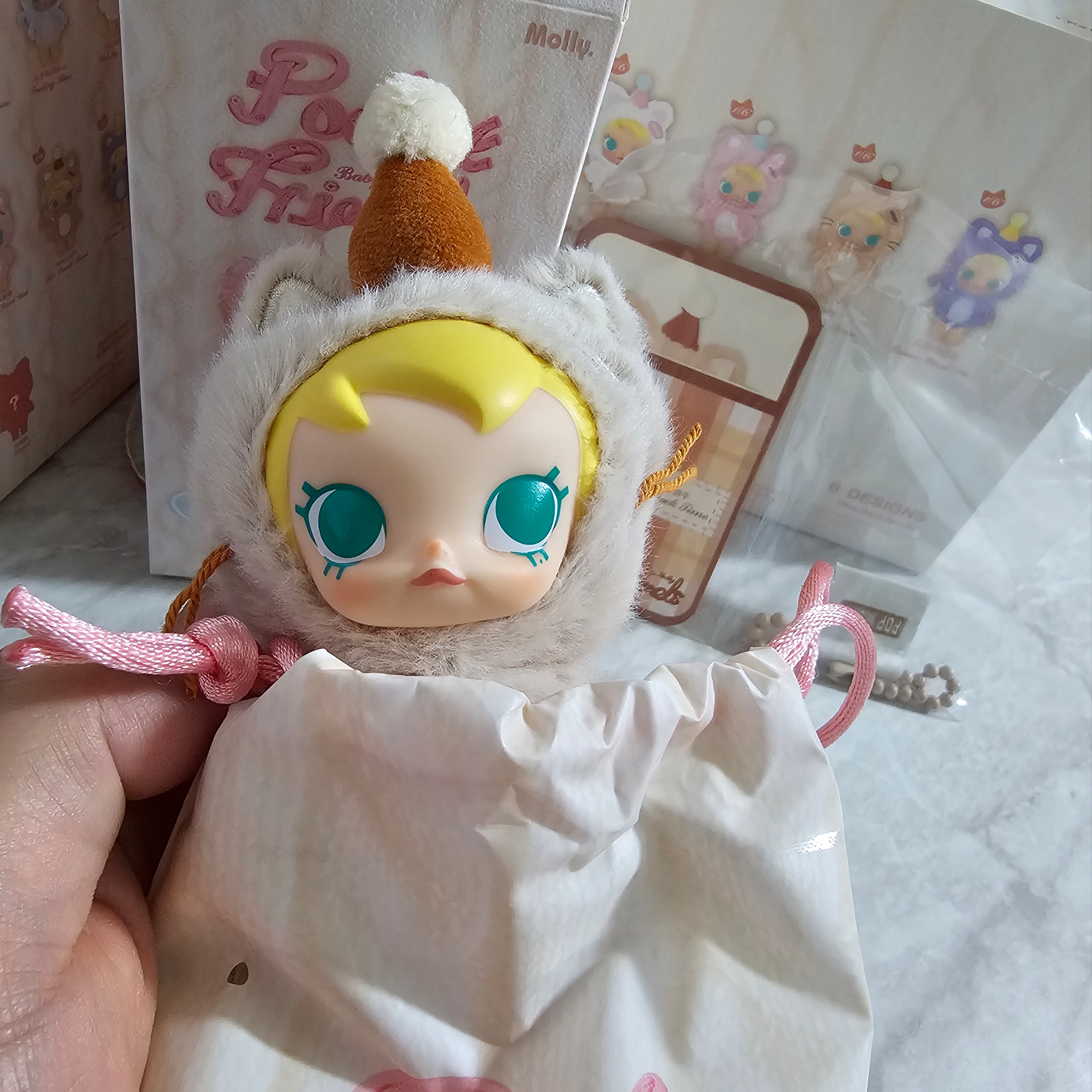 Pop Mart Baby Molly Pocket Friends Series Vinyl Plush Pendant It's Snack Time (Opened Case) 착용 스타일