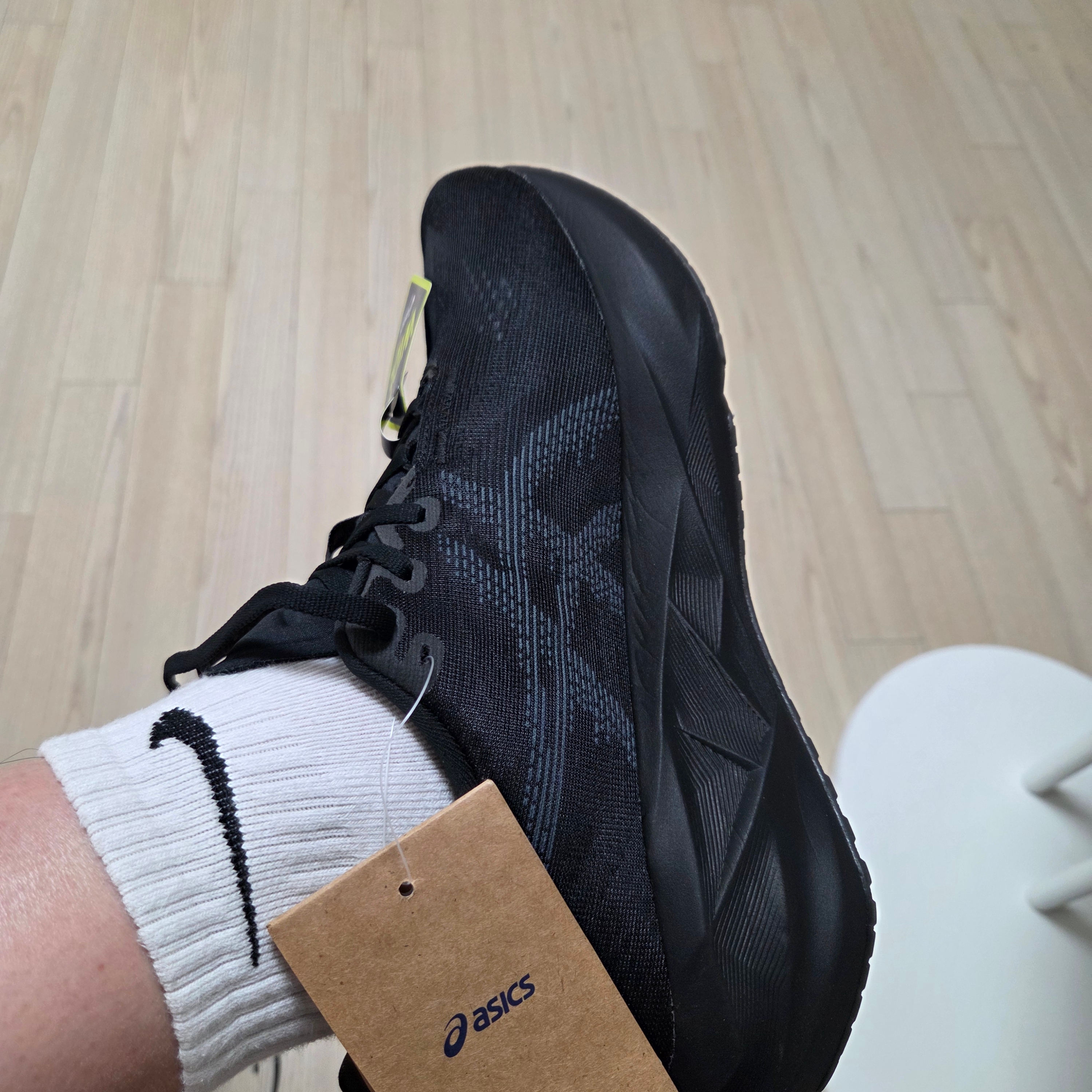 Asics Novablast 5 Black Carrier Grey - 2E Wide 착용 스타일 - 2