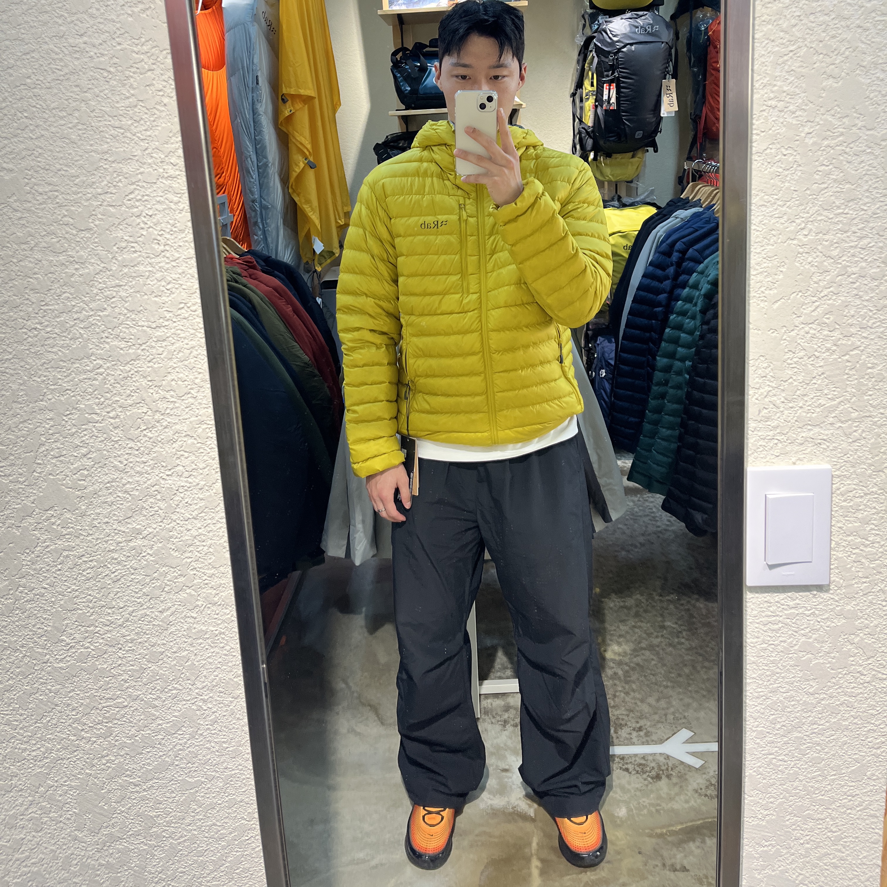 Rab Cirrus Alpine Insulated Jacket Black, Rab Microlight Alpine Jacket Dark Pollen 착용 스타일 - 2